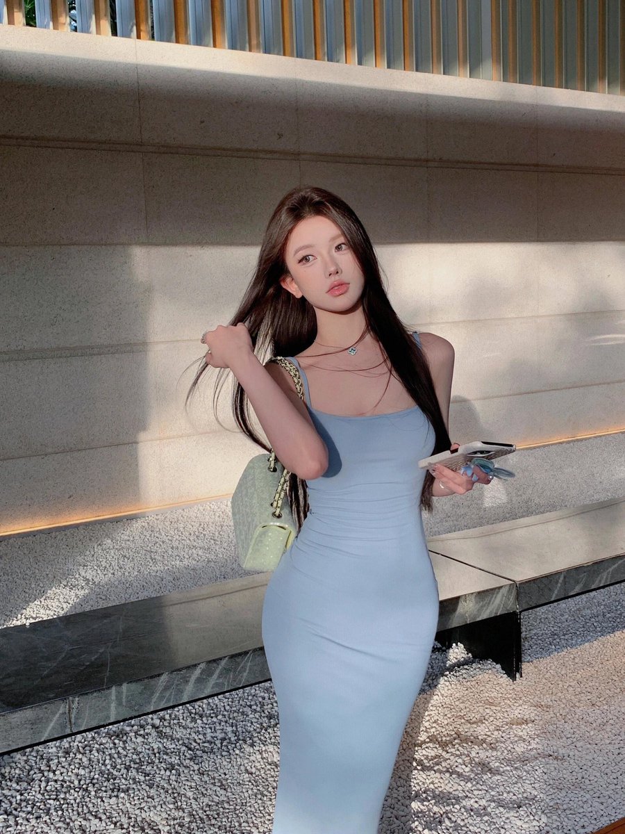 Jayky6668's tweet photo. A blue dress perfect for autumn https://t.co/q2LiL7Zcrq