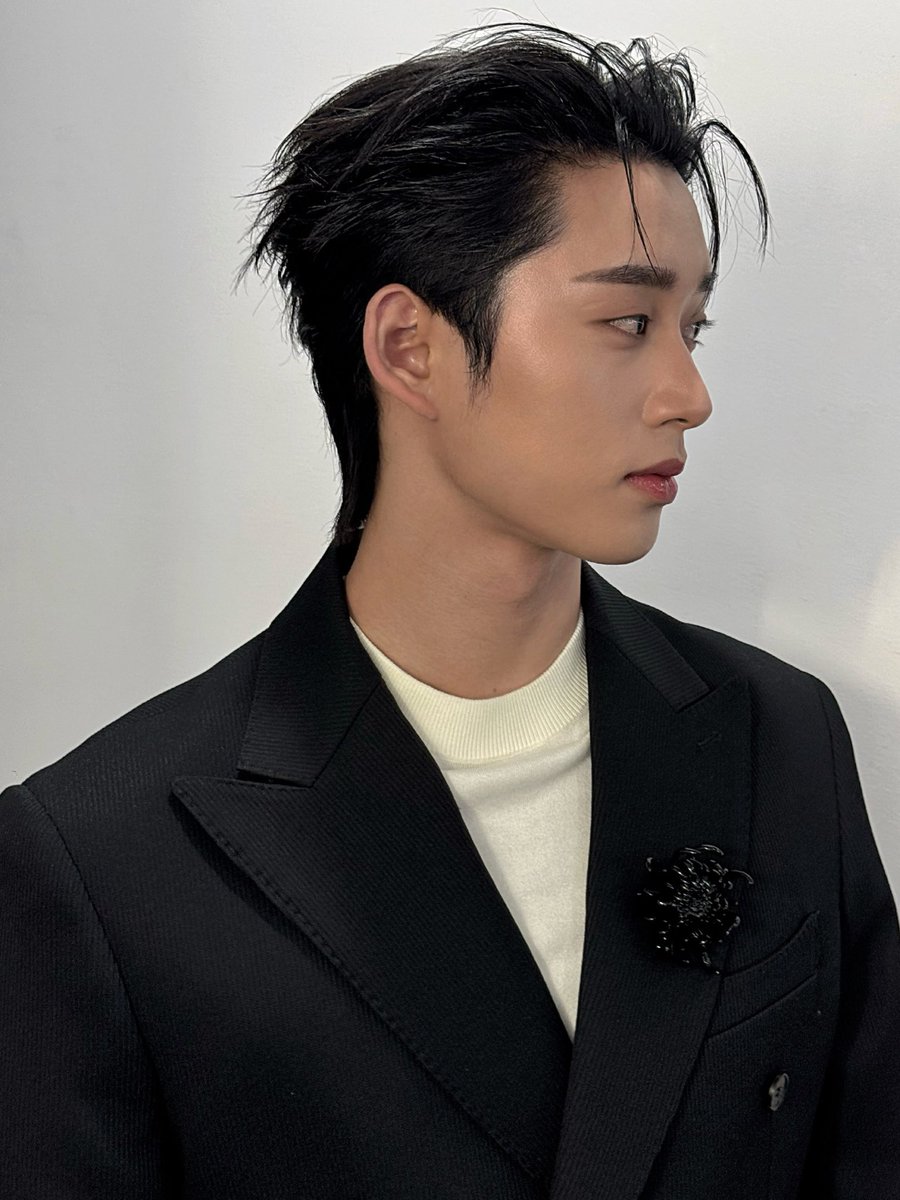 harxeuphoria's tweet photo. our chanel boy 😽🖤

꒰ #est_rvp ꒱ 
#CHANELxEST https://t.co/faAjCeMxBW