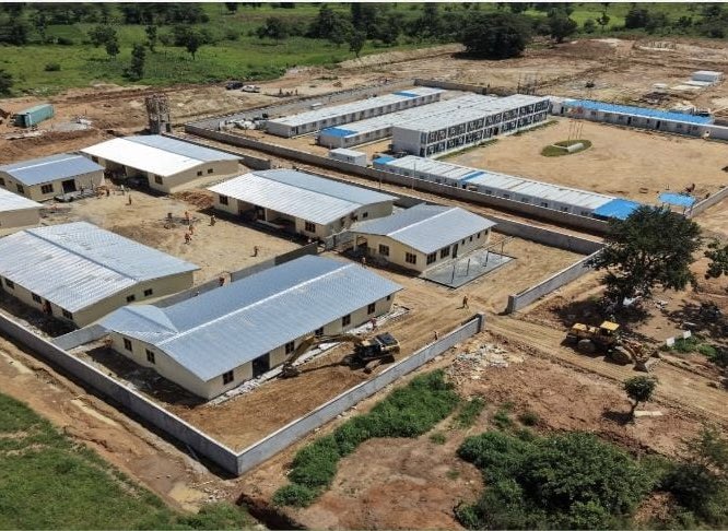 CRTV_web's tweet photo. Le projet est réparti en cinq lots : Ngaoundéré–Bas de la Falaise (50 km), Bas de la Falaise–Pont de Keroua (39 km), Pont de Keroua–Pont de Salah (77 km), Pont de Salah–Entrée village Ouro André (56 km) et Entrée village Ouro André–Pont sur la Bénoué (56 km).
#MINTP
#Cameroun https://t.co/klYEcEFZ9X