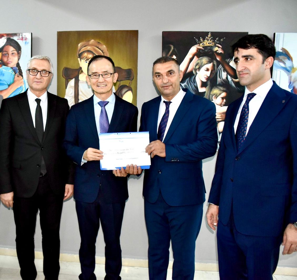 BatmanilMEM's tweet photo. Çin Büyükelçisi Xuebin'den Batman TOBB Güzel Sanatlar Lisesine Ziyaret 🇨🇳🎨🎶

Temas ve ziyaretlerde bulunmak üzere Batman'da bulunan Çin Halk Cumhuriyeti Ankara Büyükelçisi Jiang Xuebin, beraberindeki heyet ve Vali Yardımcımız Ömer Sevgili ile birlikte Batman TOBB Güzel Sanatlar Lisesini ziyaret etti.

Büyükelçi Jiang Xuebin'i okulda İl Millî Eğitim Müdürümüz Yaşar Ciğer ve okul yöneticileri karşıladı.

Ziyaret kapsamında öğrencilerin hazırladığı resim sergisi gezildi. Ardından konferans salonunda müzik bölümü öğrencilerinin hazırladığı müzik dinletisi gerçekleştirildi.

Dinletinin ardından Büyükelçi Xuebin, geçtiğimiz yıl Çin'e gerçekleştirilen ziyaret kapsamında Çin'i görme fırsatı bulan öğrencilerle bir araya gelerek bir süre sohbet etti. Ziyarette öğrenciler tarafından Büyükelçi Xuebin'e bir resim tablosu hediye edilirken İl Millî Eğitim Müdürümüz Yaşar Ciğer tarafından öğretmen ve öğrencilerin birlikte hazırladığı Zeynel Bey Kümbeti maketi takdim edildi.

Ziyarete İl Millî Eğitim Müdür Yardımcılarımız Ahmet Sedat Aydın ve Mustafa Arslan da katıldı.

@tcmeb @Yusuf__Tekin @batmanvaliligi @yasarciger