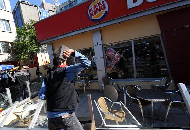 dunydanmltf191's tweet photo. Şöyle bir giriş yapalım..

İMF protestoları | İstanbul, 2009 https://t.co/SdbxcOSXvt