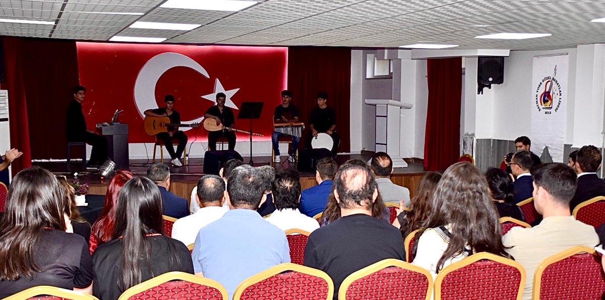 BatmanilMEM's tweet photo. Çin Büyükelçisi Xuebin'den Batman TOBB Güzel Sanatlar Lisesine Ziyaret 🇨🇳🎨🎶

Temas ve ziyaretlerde bulunmak üzere Batman'da bulunan Çin Halk Cumhuriyeti Ankara Büyükelçisi Jiang Xuebin, beraberindeki heyet ve Vali Yardımcımız Ömer Sevgili ile birlikte Batman TOBB Güzel Sanatlar Lisesini ziyaret etti.

Büyükelçi Jiang Xuebin'i okulda İl Millî Eğitim Müdürümüz Yaşar Ciğer ve okul yöneticileri karşıladı.

Ziyaret kapsamında öğrencilerin hazırladığı resim sergisi gezildi. Ardından konferans salonunda müzik bölümü öğrencilerinin hazırladığı müzik dinletisi gerçekleştirildi.

Dinletinin ardından Büyükelçi Xuebin, geçtiğimiz yıl Çin'e gerçekleştirilen ziyaret kapsamında Çin'i görme fırsatı bulan öğrencilerle bir araya gelerek bir süre sohbet etti. Ziyarette öğrenciler tarafından Büyükelçi Xuebin'e bir resim tablosu hediye edilirken İl Millî Eğitim Müdürümüz Yaşar Ciğer tarafından öğretmen ve öğrencilerin birlikte hazırladığı Zeynel Bey Kümbeti maketi takdim edildi.

Ziyarete İl Millî Eğitim Müdür Yardımcılarımız Ahmet Sedat Aydın ve Mustafa Arslan da katıldı.

@tcmeb @Yusuf__Tekin @batmanvaliligi @yasarciger