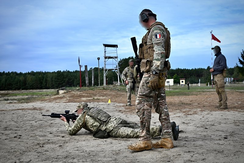 EtatMajorFR's tweet photo. 📍 France et Pologne | Les armées françaises contribuent à l'effort européen de soutien aux forces armées ukrainiennes
 
Dans le cadre de la mission 🇪🇺 #EUMAM Ukraine, des stages sont dispensés par des instructeurs 🇫🇷 dans des domaines spécifiques, incluant :
·       Techniques de combat (dont infanterie et tranchées)
·       Secourisme de combat
·       Soutien et maintenance
 
🇪🇺🇺🇦🇫🇷 : déterminés à œuvrer durablement pour la paix et la sécurité sur le continent européen 🕊️