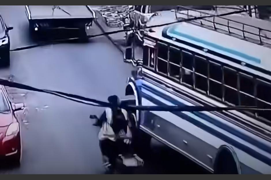 VIDEO: conductor impacta contra un bus y termina bajo un auto