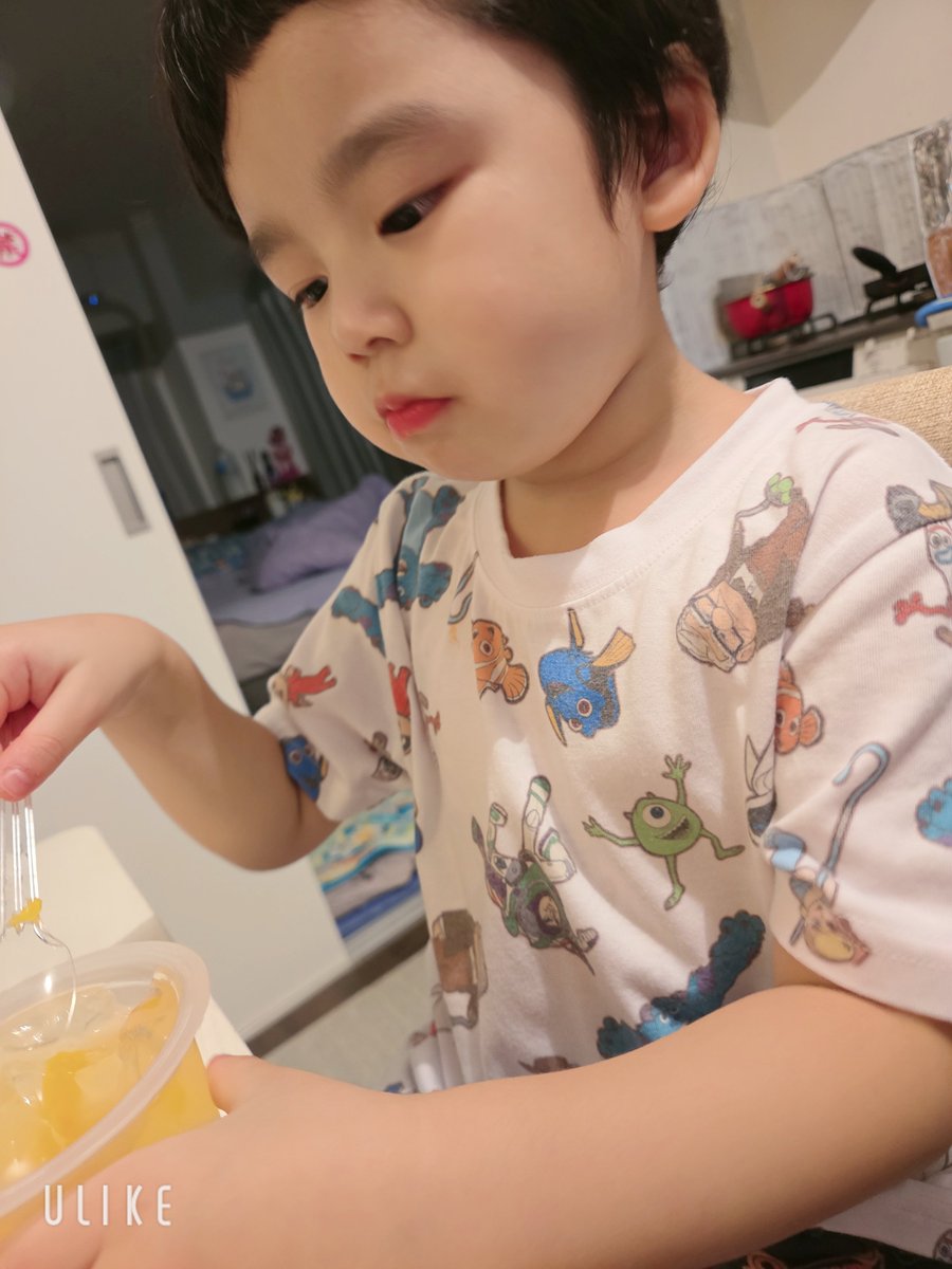 20260816jm's tweet photo. つ、つわりが……やべぇわまじ
私死ぬのかなってぐらい吐いてる
寝れません、ちびが心配して
コンビニ着いてきてくれた😭
明日リプ返します。死ぬぅー
 #顔面刺青夫婦
 #妊娠したかも https://t.co/CRVG3bwQDr