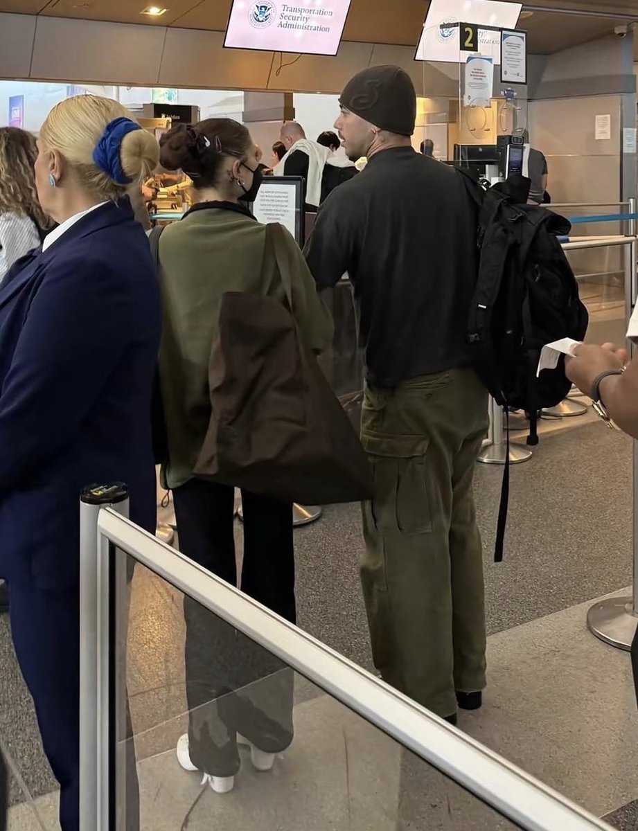 arianaaHQ's tweet photo. am i clowning or where is she flying??
la??? vmas???! https://t.co/PrrSxHWuNu