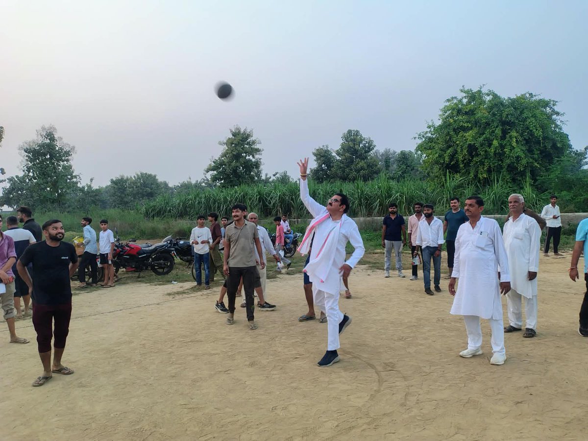 sanjeevtyagi251's tweet photo. आज क्षेत्र में जनसंपर्क के दौरान कुछ बच्चों को वॉलीबॉल खेलते हुए देखा। बच्चों के साथ कुछ समय बिताया और उनके साथ वॉलीबॉल के कुछ शॉट्स भी लगाए। 

@samajwadiparty @yadavakhilesh @dimpleyadav https://t.co/uyUAt9rQyN