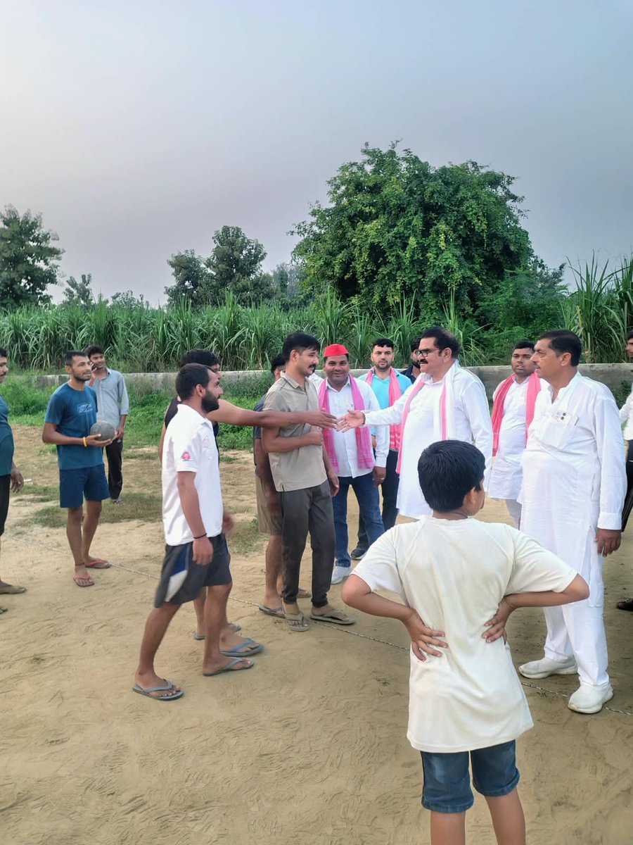 sanjeevtyagi251's tweet photo. आज क्षेत्र में जनसंपर्क के दौरान कुछ बच्चों को वॉलीबॉल खेलते हुए देखा। बच्चों के साथ कुछ समय बिताया और उनके साथ वॉलीबॉल के कुछ शॉट्स भी लगाए। 

@samajwadiparty @yadavakhilesh @dimpleyadav https://t.co/uyUAt9rQyN