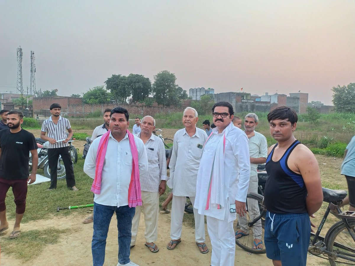 sanjeevtyagi251's tweet photo. आज क्षेत्र में जनसंपर्क के दौरान कुछ बच्चों को वॉलीबॉल खेलते हुए देखा। बच्चों के साथ कुछ समय बिताया और उनके साथ वॉलीबॉल के कुछ शॉट्स भी लगाए। 

@samajwadiparty @yadavakhilesh @dimpleyadav https://t.co/uyUAt9rQyN
