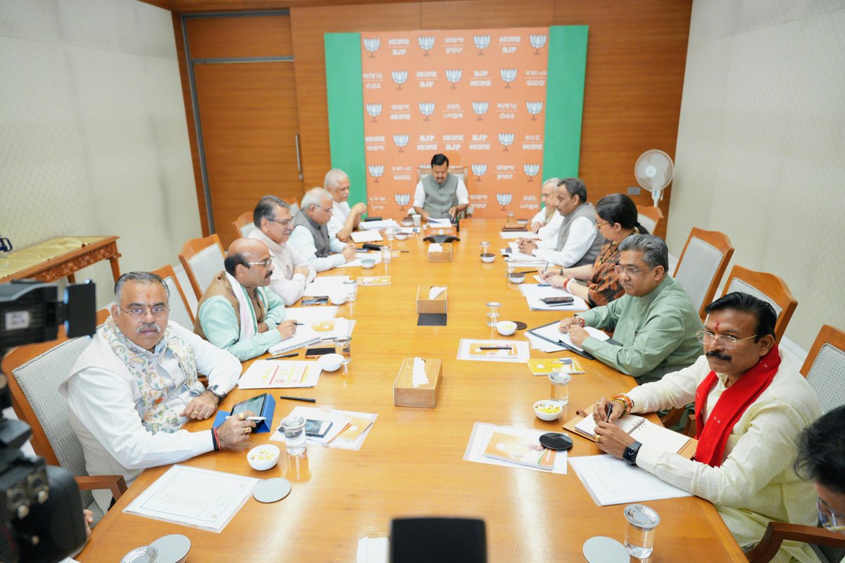 TawdeVinod's tweet photo. केंद्रीय भाजपा कार्यालय में माननीय राष्ट्रीय अध्यक्ष @NitinNabin जी की अध्यक्षता में राष्ट्रीय महामंत्री बैठक में सेवा संकल्प अभियान, आगामी राज्यों के चुनाव तथा संगठन की गतिविधियों को लेकर सार्थक विचार-विमर्श किया गया। https://t.co/17WKXoLdHF