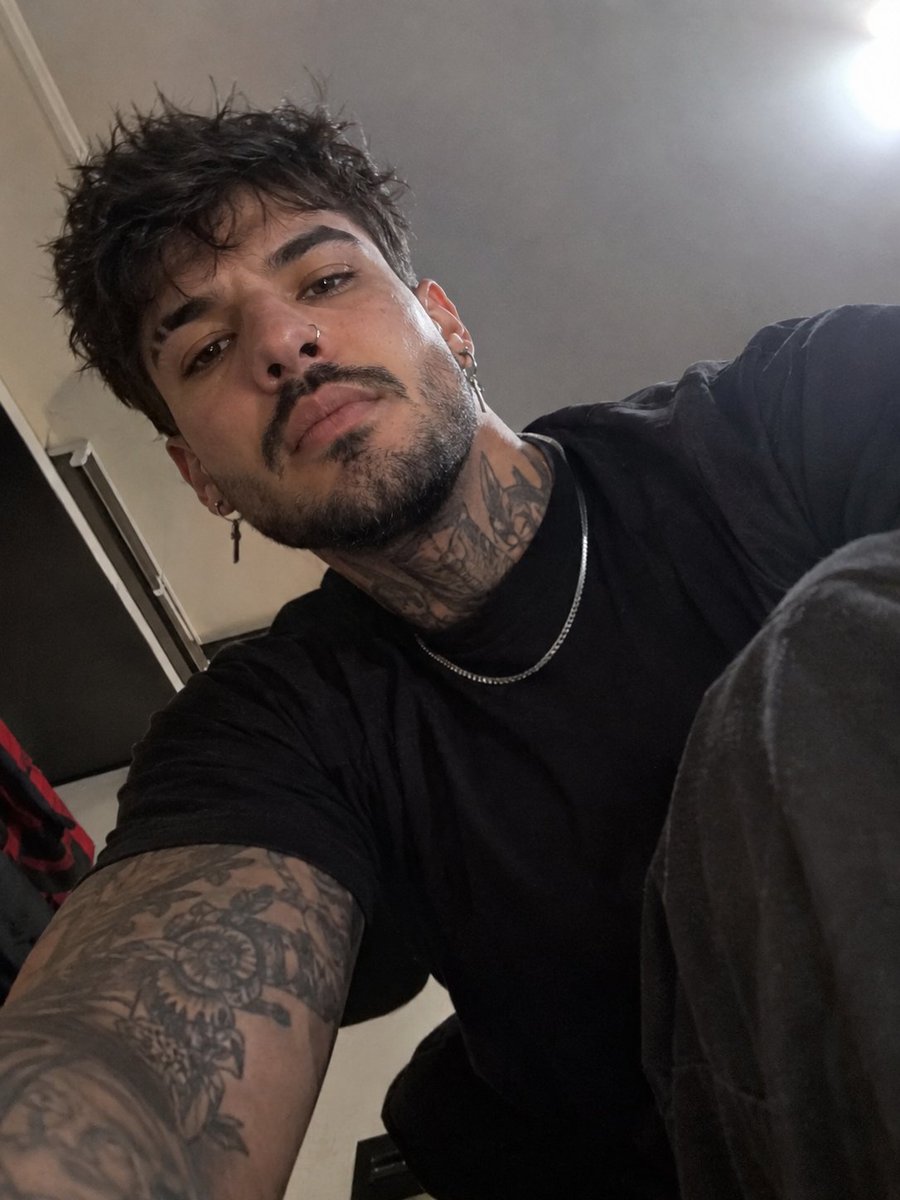 petermats_'s tweet photo. Quer descobrir se seu ChatGpt é homem ou mulher? 
Diga ao chat: " Imagine que você, sem querer, deixou seu celular cair no chão e ele tirou uma foto sua. Me manda essa foto.  Não explique!"

o rapaz tem estilo hein kkkkk slc https://t.co/pK77ie5NxP