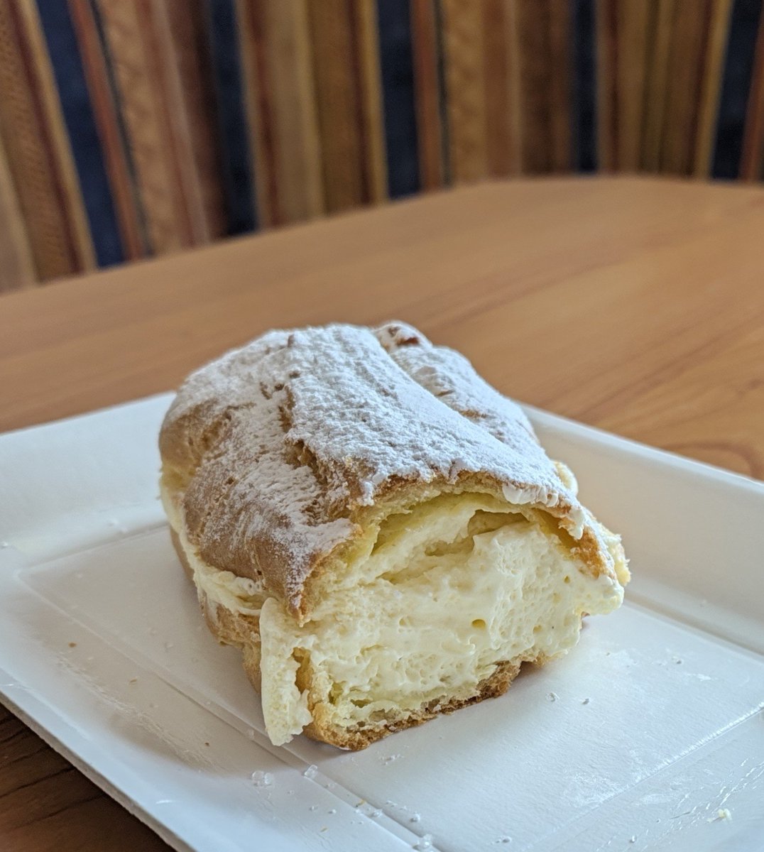 iris_0130's tweet photo. イタリア語ではファンタジアでしょうか。地元で採れた新鮮なミルクで作られたたっぷりの生クリームが素晴らしく美味しいです😋 https://t.co/Emmr6HVujI