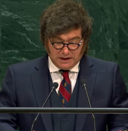 Lic_Chaly's tweet photo. Milei en su discurso en la ONU cambió su costumbre de corbatas lisas (en gama de azul/celeste) por una muy similar a la de Milton Friedman. https://t.co/LWpUrKGfHE