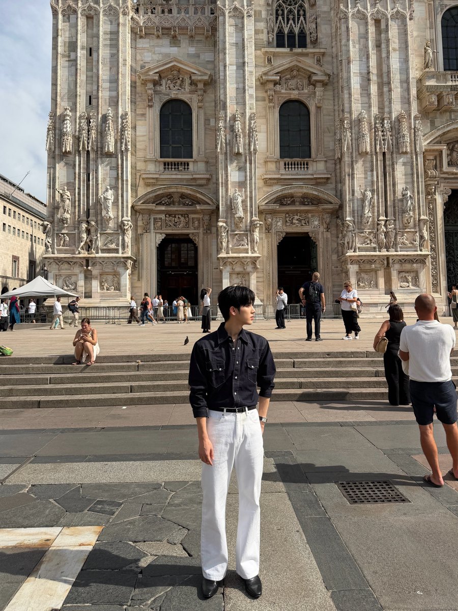 Mihoemh1812's tweet photo. Chị thật sự rất vui khi được nhìn thấy Park Siwoo bước đến Milan với sự tự tin của chính mình. Cứ tiến về phía trước nhé, em đang làm rất tốt. 

SIWOO MILAN FASHION WEEK SS27

#PARKSIWOOMFWSS27 
#PARKSIWOO
#박시우 https://t.co/XXFr6NoOfe