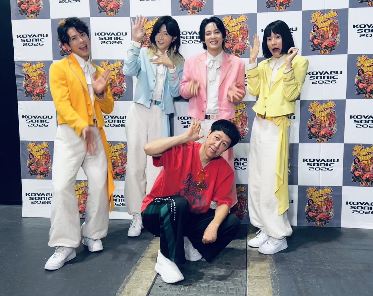 monaki_official's tweet photo. こんにちは。
サカイJr.です。

本日は大阪・インテックス大阪で開催された
『KOYABU SONIC 2026』に
モナキとして参加させていただきました💙ｵｵｻｶ！

節目となる今年のコヤソニに参加できたのは大変光栄だと感じています。
お招き頂き本当にありがとうございました。

音楽だけじゃなく、
笑いがあって、驚きがあって、会場にいるみんなが一緒になって楽しめる。
「フェスって、こんなに自由でいいんだな」
そんなことを感じさせていただいた一日でした。

ステージを見てくださったみなさま、
一緒に盛り上がってくださったみなさま、
そして会いに来てくださったモナカマのみなさま。
ステージからジュニ色のペンライトしっかりと見えました。
星空の様に美しかったです。
またジュニ色の髪色、Tシャツ、メッセージボード、うちわやタオル、、
本当にありがとうございました。
一つ一つ、ちゃんと見えています。

最近、みなさまの応援が心にストレートに刺さります。
直接ステージから見えるみなさまの応援は涙腺がユルユルになる位刺さっています。ｱﾅﾀﾀﾞｲｽｷ。
また、残念ながら来れなかった方々のSNSコメントもしっかり読ませて頂いていて。
毎日がありがたいことにびっくりするスピードで過ぎて行きます。
慣れないスピードに心身の稼働が思い通りにいかない時もあるけれど、
みなさまのメッセージが背中をそっと押してくれるのです。
その温かい愛情に何度も何度も支えられています。
ステージ上でみなさまの全員の目を盗むチャレンジは今も続行中です。
そして目を盗めた時に愛情でぐっと包むチャレンジをしています。
今は1秒1秒が大切だから。

ステージに立てているのは、当たり前じゃないのです。
「今日、会いに行こう」
「今日、歌声を聴きに行こう」
そう思ってもらえること自体が、
僕にとっては奇跡でしかありません。
夢をゆっくりとでも見続けたいな、と改めて感じています。一緒に。

今日、沢山のアーティストさんや芸人さん、
スタッフのみなさま、そしてお客さまが同じ場所に集まって、
一つの空間をつくっている景色を見ながら、
「モナキも、こんな場所をつくれるグループになりたいな」
そんなことを考えていました。

歌を聴く場所。
笑う場所。
初めて出会う場所。
誰かを好きになる場所。

そして、
明日も頑張ろうと思える場所。
そんな場所が創造できたら素敵だなと思います。

今日も人生の大切な1ページをありがとう。
明日も1秒でもみなさまが幸せで満たされますように。ﾀﾞｷｼﾒﾙ。

📝一言メモ

本日の舞台は、
「インテックス大阪」さまです。

今日もサカイJr.調べでちょっとだけ建築と都市のお話を。
ステージ上で置いてけぼりにしてごめんなさい。
（数人が頷いてくれているのを僕は見逃していませんが）

インテックス大阪が開業したのは、1985年。

なんと今年で41年目。

大阪市の国際見本市会場として、
現在も西日本最大級の展示会場として使われています。展示面積は約7万㎡。

かなり大きいです。
ちなみに、インテックス大阪の名前の由来は
「International Exhibition」=国際展示　から来ているそうです。
つまり名前そのものに「世界と大阪をつなぐ展示場」という役割が入っているんですよね。

そして建築的に面白いのが、
「一つの巨大な建物」ではなく、複数の展示館が配置され、
それぞれをアーケードや回廊でつないでいること。

単独でも使えるし、複数の館をつなげて、今日のような大きなイベントにも対応できる。

つまり、敷地の中に小さな「街」があるような構成なんです。

しかも中央には大きな屋根に覆われた
「インテックスプラザ」があり、各展示館をつなぐ役割を果たしています。

設計は東畑建築事務所さま。

1985年当時、
インテックス大阪は世界トップレベルの見本市会場を目指して計画され、
展示館を囲み状に配置し、雨に濡れずに移動できる回廊でつなぐという考え方が採用されました。

ヨーロッパの見本市会場にも見られる、「展示館そのもの」だけではなく、
人が移動する空間まで含めて都市のように考える発想です。

建築って、
部屋をつくるだけじゃなくて、「人と人がどう出会うか」までデザインしているんですよね。

そして、インテックス大阪がある「南港・咲洲」という街も面白いです。

ここは昔から今のような都市だったわけではありません。

1970年代から南港ポートタウンのまちづくりが進み、
1981年にはニュートラムが開業。
（ニュートラムとは無人の輸送システムのことです）

その後、
1985年にインテックス大阪が開業し、
さらにアジア太平洋トレードセンターや大阪府咲洲庁舎、
コスモスクエアなど、国際交流・商業・業務・イベントなどの機能が集まっていきました。

つまり南港は、「何もなかった場所に建物を一つ建てた」というより、

交通をつくって、人が住めるようにして、
仕事や商業の場所をつくって、国際交流やイベントの場所をつくって

少しずつ「街」になっていった場所なんです。
僕はこういう都市の成長過程が好きなのです。

街って、一日で完成するものじゃないんですよね。

一つ一つの建物や道路、駅や公園、
そこに集まる人や出来事が積み重なって、
何十年もかけて街の個性になっていく。

そして今日の『KOYABU SONIC2026』さまも、
その街の歴史の中の一日です。

1985年には、ここで「見本市」が行われていた。

そして2026年には、ここで音楽と笑いが融合した
『KOYABU SONIC2026』さまが開催されている。

同じ場所でも、
時代によって集まる人が変わり、そこで生まれる価値も変わっていく。

これって、
モナキにも通じるところがある気がします。

僕たちが歌っている歌謡曲も、
昔からたくさんの人に愛されてきた音楽。
でも、昔と同じ形だけで届ける必要はない。

「歌謡曲」という基礎の上に、
新しい出会いや新しい楽しみ方を
どんどん積み重ねていく。

そうすることで、
今まで歌謡曲を聴いたことがなかった人にも届くかもしれない。
今日強烈に感じた「ジャンルを越えて人が集まる力」。
モナキにもしっかり持って帰りたいと思います。
建築は、人の気持ちをデザインする。
街は、人の出会いをつくる。
そして音楽は、人の心をつなぐ。
そんなことを考えながら大阪の街を歩いていました。
また帰ってくるね。

本日は楽屋とイベントの様子をパシャり
※小籔さんがペコペコの振りをしてくださっています。ｱﾘｶﾞﾄｳｺﾞｻﾞｲﾏｽ！

#いつだってモナカマと
#妄想散歩
#モナキの日常