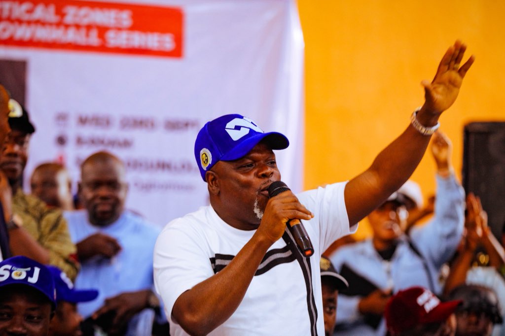 Hon_Danjo's tweet photo. Today in Ogbomoso, we held a town hall meeting themed โ2027 and Beyond: Building Oyo APC Youth for Electoral Success in Oyo State.โ
The engagement provided an opportunity to connect with members and stakeholders, exchange ideas, and discuss the role of the youth in strengthening the party and shaping the future of Oyo State.
We also paid a courtesy visit to the palace of the Soun of Ogbomoso, His Imperial Majesty, แปba Ghandi Afแปlรกbรญ Oladunni แปlรกoyรจ, Orumรณgege III, where we were warmly received.
It was a productive and inspiring day of engagement, dialogue, and community connection in Ogbomoso.
@lamijuakala
@titilopegb
@mrlurvy
@SenSharafaAlli
@unusual_Glory