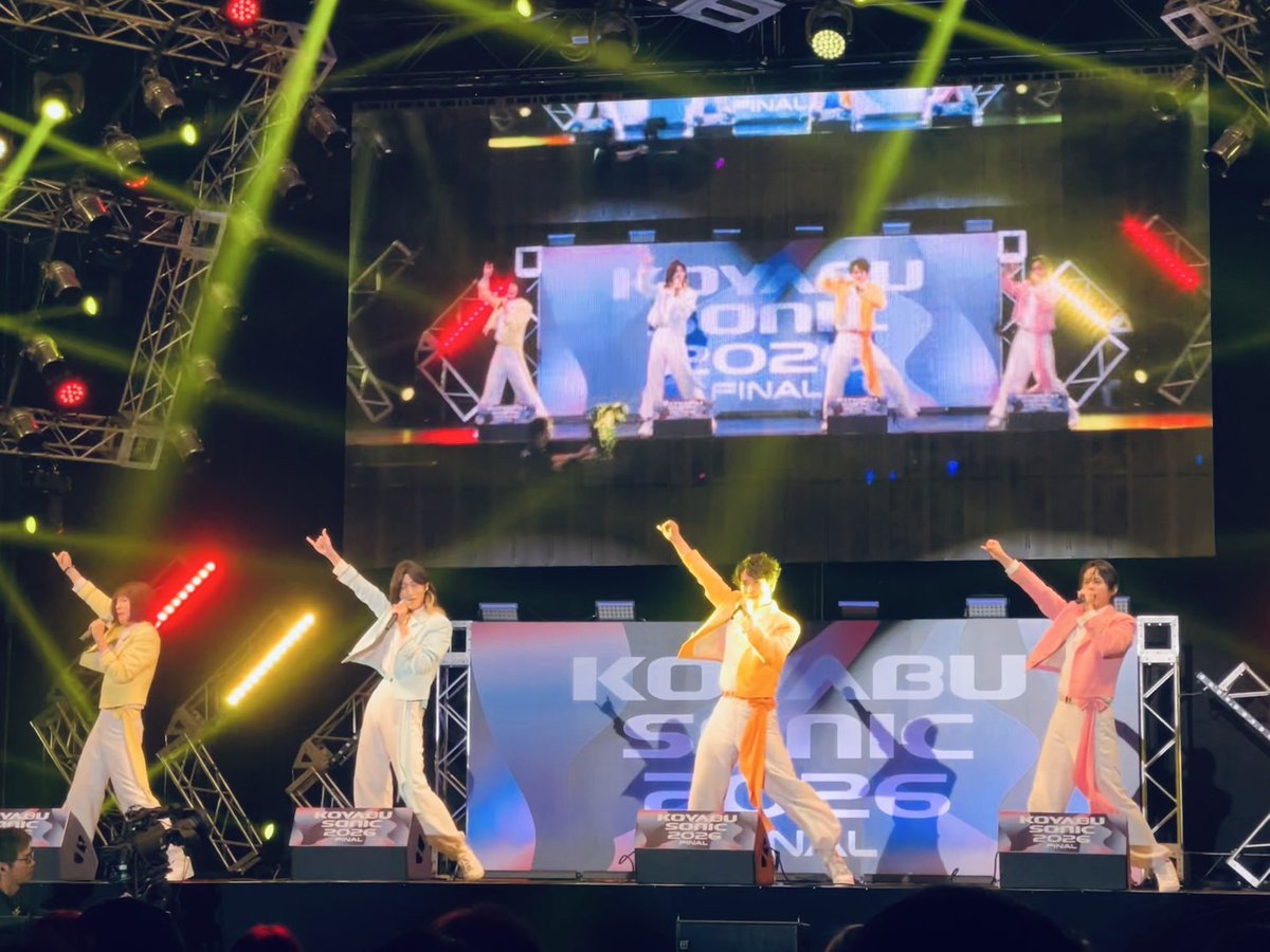 monaki_official's tweet photo. こんにちは。
サカイJr.です。

本日は大阪・インテックス大阪で開催された
『KOYABU SONIC 2026』に
モナキとして参加させていただきました💙ｵｵｻｶ！

節目となる今年のコヤソニに参加できたのは大変光栄だと感じています。
お招き頂き本当にありがとうございました。

音楽だけじゃなく、
笑いがあって、驚きがあって、会場にいるみんなが一緒になって楽しめる。
「フェスって、こんなに自由でいいんだな」
そんなことを感じさせていただいた一日でした。

ステージを見てくださったみなさま、
一緒に盛り上がってくださったみなさま、
そして会いに来てくださったモナカマのみなさま。
ステージからジュニ色のペンライトしっかりと見えました。
星空の様に美しかったです。
またジュニ色の髪色、Tシャツ、メッセージボード、うちわやタオル、、
本当にありがとうございました。
一つ一つ、ちゃんと見えています。

最近、みなさまの応援が心にストレートに刺さります。
直接ステージから見えるみなさまの応援は涙腺がユルユルになる位刺さっています。ｱﾅﾀﾀﾞｲｽｷ。
また、残念ながら来れなかった方々のSNSコメントもしっかり読ませて頂いていて。
毎日がありがたいことにびっくりするスピードで過ぎて行きます。
慣れないスピードに心身の稼働が思い通りにいかない時もあるけれど、
みなさまのメッセージが背中をそっと押してくれるのです。
その温かい愛情に何度も何度も支えられています。
ステージ上でみなさまの全員の目を盗むチャレンジは今も続行中です。
そして目を盗めた時に愛情でぐっと包むチャレンジをしています。
今は1秒1秒が大切だから。

ステージに立てているのは、当たり前じゃないのです。
「今日、会いに行こう」
「今日、歌声を聴きに行こう」
そう思ってもらえること自体が、
僕にとっては奇跡でしかありません。
夢をゆっくりとでも見続けたいな、と改めて感じています。一緒に。

今日、沢山のアーティストさんや芸人さん、
スタッフのみなさま、そしてお客さまが同じ場所に集まって、
一つの空間をつくっている景色を見ながら、
「モナキも、こんな場所をつくれるグループになりたいな」
そんなことを考えていました。

歌を聴く場所。
笑う場所。
初めて出会う場所。
誰かを好きになる場所。

そして、
明日も頑張ろうと思える場所。
そんな場所が創造できたら素敵だなと思います。

今日も人生の大切な1ページをありがとう。
明日も1秒でもみなさまが幸せで満たされますように。ﾀﾞｷｼﾒﾙ。

📝一言メモ

本日の舞台は、
「インテックス大阪」さまです。

今日もサカイJr.調べでちょっとだけ建築と都市のお話を。
ステージ上で置いてけぼりにしてごめんなさい。
（数人が頷いてくれているのを僕は見逃していませんが）

インテックス大阪が開業したのは、1985年。

なんと今年で41年目。

大阪市の国際見本市会場として、
現在も西日本最大級の展示会場として使われています。展示面積は約7万㎡。

かなり大きいです。
ちなみに、インテックス大阪の名前の由来は
「International Exhibition」=国際展示　から来ているそうです。
つまり名前そのものに「世界と大阪をつなぐ展示場」という役割が入っているんですよね。

そして建築的に面白いのが、
「一つの巨大な建物」ではなく、複数の展示館が配置され、
それぞれをアーケードや回廊でつないでいること。

単独でも使えるし、複数の館をつなげて、今日のような大きなイベントにも対応できる。

つまり、敷地の中に小さな「街」があるような構成なんです。

しかも中央には大きな屋根に覆われた
「インテックスプラザ」があり、各展示館をつなぐ役割を果たしています。

設計は東畑建築事務所さま。

1985年当時、
インテックス大阪は世界トップレベルの見本市会場を目指して計画され、
展示館を囲み状に配置し、雨に濡れずに移動できる回廊でつなぐという考え方が採用されました。

ヨーロッパの見本市会場にも見られる、「展示館そのもの」だけではなく、
人が移動する空間まで含めて都市のように考える発想です。

建築って、
部屋をつくるだけじゃなくて、「人と人がどう出会うか」までデザインしているんですよね。

そして、インテックス大阪がある「南港・咲洲」という街も面白いです。

ここは昔から今のような都市だったわけではありません。

1970年代から南港ポートタウンのまちづくりが進み、
1981年にはニュートラムが開業。
（ニュートラムとは無人の輸送システムのことです）

その後、
1985年にインテックス大阪が開業し、
さらにアジア太平洋トレードセンターや大阪府咲洲庁舎、
コスモスクエアなど、国際交流・商業・業務・イベントなどの機能が集まっていきました。

つまり南港は、「何もなかった場所に建物を一つ建てた」というより、

交通をつくって、人が住めるようにして、
仕事や商業の場所をつくって、国際交流やイベントの場所をつくって

少しずつ「街」になっていった場所なんです。
僕はこういう都市の成長過程が好きなのです。

街って、一日で完成するものじゃないんですよね。

一つ一つの建物や道路、駅や公園、
そこに集まる人や出来事が積み重なって、
何十年もかけて街の個性になっていく。

そして今日の『KOYABU SONIC2026』さまも、
その街の歴史の中の一日です。

1985年には、ここで「見本市」が行われていた。

そして2026年には、ここで音楽と笑いが融合した
『KOYABU SONIC2026』さまが開催されている。

同じ場所でも、
時代によって集まる人が変わり、そこで生まれる価値も変わっていく。

これって、
モナキにも通じるところがある気がします。

僕たちが歌っている歌謡曲も、
昔からたくさんの人に愛されてきた音楽。
でも、昔と同じ形だけで届ける必要はない。

「歌謡曲」という基礎の上に、
新しい出会いや新しい楽しみ方を
どんどん積み重ねていく。

そうすることで、
今まで歌謡曲を聴いたことがなかった人にも届くかもしれない。
今日強烈に感じた「ジャンルを越えて人が集まる力」。
モナキにもしっかり持って帰りたいと思います。
建築は、人の気持ちをデザインする。
街は、人の出会いをつくる。
そして音楽は、人の心をつなぐ。
そんなことを考えながら大阪の街を歩いていました。
また帰ってくるね。

本日は楽屋とイベントの様子をパシャり
※小籔さんがペコペコの振りをしてくださっています。ｱﾘｶﾞﾄｳｺﾞｻﾞｲﾏｽ！

#いつだってモナカマと
#妄想散歩
#モナキの日常