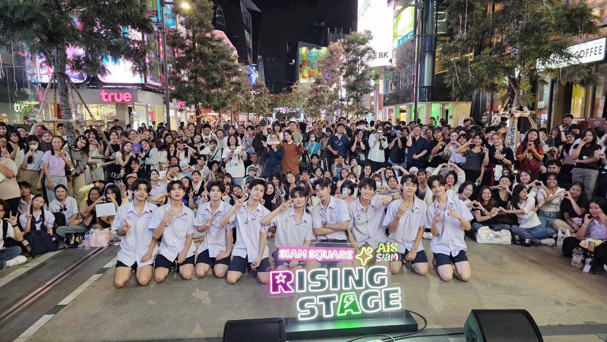 RainbowNewsent's tweet photo. “The Exurbs” บุกลาน AIS SIAM เปิดตัวเพลงแรก “มันยังชัดอยู่เลย” พร้อมดึง ARTY และ ETC ร่วมโชว์
#tia51 #tiamusic #theexurbs #เอ็กเซิร์บดิวะะ
“The Exurbs” (ดิ เอ็กซ์เซิร์บ) เรียกได้ว่าเป็นอีกหนึ่งวงที่น่าจับตามองในยุค Gen Z ทั้งความสามารถในการร้อง และ เล่นดนตรีของเหล่าสมาชิกทั้ง 7 คน อย่าง ฟอร์ด(ร้องนำ) ปลาเก๋า(กีต้าร์) ซัน(กีตาร์) แซน(กลอง) โทบี้(คีย์บอร์ด) คอปเตอร์(เบส) และพัตโตะ(กีตาร์) ที่มาเปิดตัวโชว์ให้เหล่าชาวสยามGen Z ได้ร่วมชม พร้อมเปิดตัวเพลงแรกของวงอย่างเพลง “มันยังชัดอยู่เลย” หนึ่งในเพลงประกอบซีรีส์อย่าง LOVEx3 หลักสูตร(รัก)ภาคบังคับ ที่เหล่าสมาชิกวงได้ร่วมแสดงในซีรีส์เรื่องนี้อีกด้วย
เปิดตัวด้วยเหล่าสมาชิกทั้งหมดร่วมขึ้นโชว์กับ ARTY อดีตสมาชิกวง Bamm ที่ตลอดทั้งโชว์ทำเอาแฟนๆชาว AIS SIAM ร่วมร้องและส่งเสียงเชียร์น้องๆตลอดทั้งการแสดง ต่อด้วยโชว์ของวง ที่งานนี้หนุ่มฟอร์ดจัดเต็มพร้อมโชว์พลังเสียงและปล่อยเอเนอร์จี้แบบสุดพลัง พร้อมทั้งโชว์เพลง“มันยังชัดอยู่เลย” กันแบบสดๆ เรียกได้ว่าเพลงนี้เป็นเพลงแรกของวง ก่อนที่จะได้เปา-ต้นกล้า 2 นักแสดงจากซีรีส์ LOVEx3 หลักสูตร(รัก)ภาคบังคับ ขึ้นมาร่วมแจมในโชว์ ที่ทำเอาแฟนๆที่มารอชมส่งเสียงเชียร์สนั่นกลางสยาม ก่อนจะร่วมเก็บภาพบรรยากาศความประทับใจกับแฟนๆที่มาร่วมกิจกรรม และแขกรับเชิญสุดพิเศษที่ทำเอาทั้ง 7 หนุ่มตื่นเต้นมากกับการได้ร่วมแสดงกับวง ETC ที่ได้พี่หนึ่ง พี่บี และพี่โซ่มาร่วมแจมในโชว์นี้ เรียกได้ว่า “หูเคลือบหอง” เลยก็ว่าได้ ตลอดทั้งการแสดงทำเอาแฟนๆที่มาร่วมในกิจกรรมในครั้งนี้ได้ฟินกันสุดๆกับการแสดงที่รวบรวมความหลากหลายความประทับใจไว้ในครั้งนี้
สามารถติดตามทั้ง 7 หนุ่ม The Exurbs (ดิ เอ็กซ์เซิร์บ) ได้ทุกช่องทาง Official และรับฟังเพลง “มันยังชัดอยู่เลย” ได้แล้ววันนี้ได้ทุกสตรีมมิ่งแพลตฟอร์ม