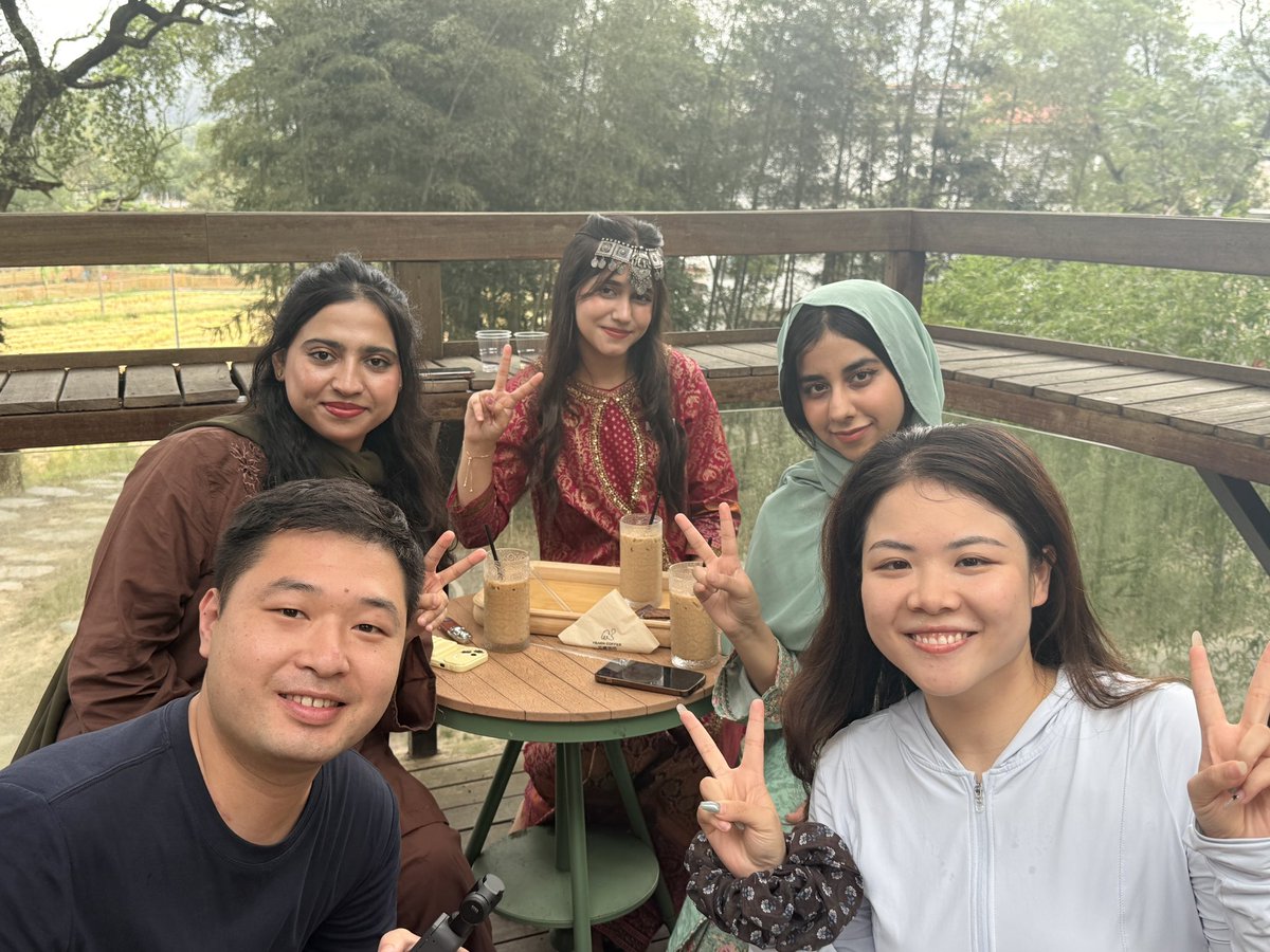 dokipepper0915's tweet photo. In Meihua Village, Yichun City, Jiangxi Province, I had a wonderful time chatting with several newly-acquainted foreign friends and enjoying the scenery. It was truly a joyous experience!#friends https://t.co/oSOk3v8dyr