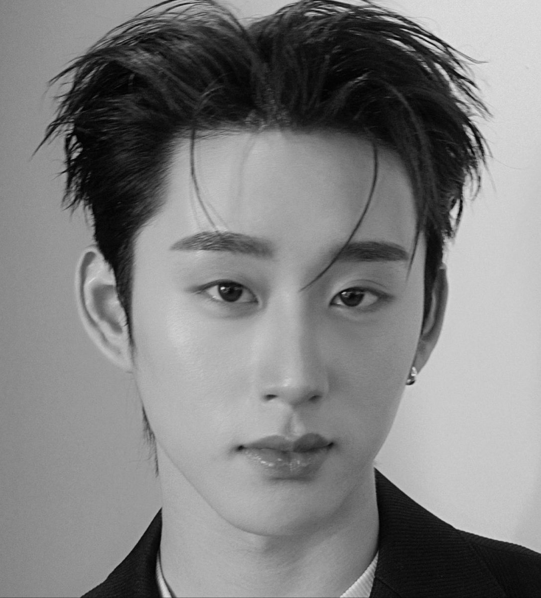 moonciip's tweet photo. ให้เลยถูกต้องมากกมุมไหนก็เริ่ดดชาแนลบอย😭😭🖤🤍

#CHANELxEST 
#est_rvp https://t.co/rU8V2nodUb