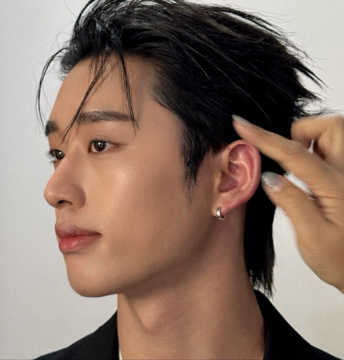 moonciip's tweet photo. ให้เลยถูกต้องมากกมุมไหนก็เริ่ดดชาแนลบอย😭😭🖤🤍

#CHANELxEST 
#est_rvp https://t.co/rU8V2nodUb