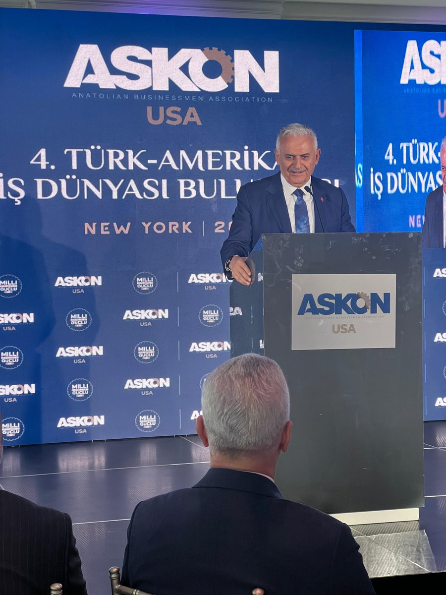 U_I_D's tweet photo. 📍 New York, ABD 🇺🇸

🇹🇷 Anadolu Aslanları İş Adamları Derneği (ASKON) tarafından New York'ta düzenlenen 4. Türk-Amerikan İş Dünyası Buluşması programına, Genel Başkanımız Kenan Aslan ve MKYK Üyemiz Hakan Geçol katılım sağladı.

Türkiye ve ABD'den çok sayıda iş insanını bir araya getiren programda; iki ülke arasındaki ekonomik ve ticari ilişkiler, yatırım imkânları ve yeni iş birliği alanları ele alındı. Programa Ticaret Bakanımız Sayın Ömer Bolat ile Sanayi ve Teknoloji Bakanımız Sayın Mehmet Fatih Kacır da katılarak birer konuşma gerçekleştirdi.

Yurt dışında yaşayan vatandaşlarımızın ve iş insanlarımızın ana vatanımızla olan ekonomik bağlarının güçlendirilmesi, bizler için büyük önem taşımaktadır.

Bu anlamlı organizasyonu düzenleyen ASKON'a ve emeği geçen herkese teşekkür ediyor, programın hayırlara vesile olmasını temenni ediyoruz.