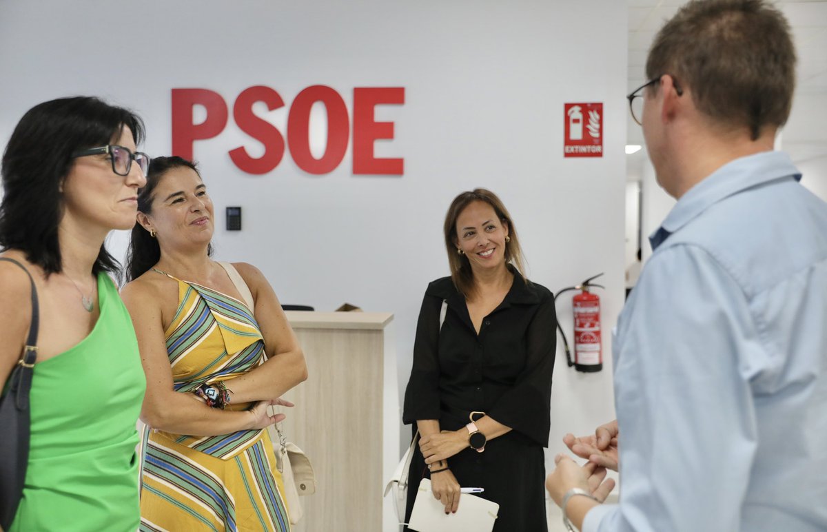 psoeex's tweet photo. 🤝 Nuestro secretario general, Álvaro Sánchez Cotrina, junto a ATA Extremadura y su presidenta, @Candelaria_Carr, para escuchar y trabajar conjuntamente por las necesidades de los autónomos y autónomas de nuestra tierra. https://t.co/WMOqESwdOJ