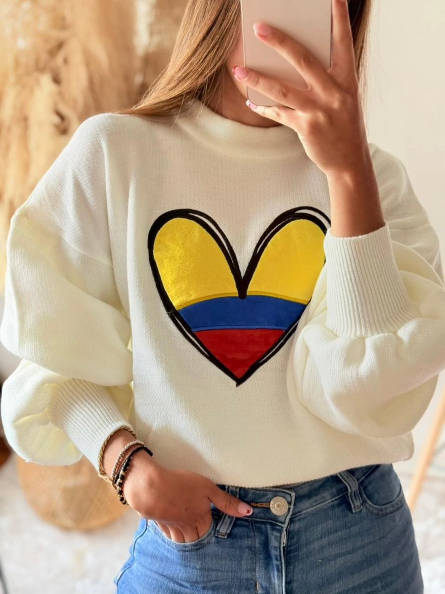 EusebioBeaorg's tweet photo. Lightweight knitted sweater with a contrasting polo collar, V-shaped lapel, and a sweet mini-heart pattern. 100% Colombian craftsmanship with excellent-quality finishes. The preppy polo style is trending, while the heart detail adds a feminine https://t.co/D9rCtaA5mo