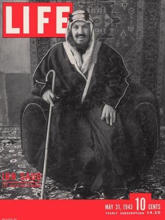 majed_i's tweet photo. عام 1943 كانت الحرب العالمية الثانية مشتعلة والعالم يعاد تشكيله..

وفي ذلك الوقت أرسلت مجلة "LIFE" الأمريكية صحفيا ومصورا إلى السعودية في رحلة نادرة جدا. قطعا الطريق من جدة إلى الرياض وقابلا الملك عبدالعزيز ثلاث مرات ثم خرج العدد بعنوان كبير:

"LIFE تزور الجزيرة العربية"

وخصصت المجلة نحو 20 صفحة للسعودية وصورا لم ير القارئ الأمريكي مثلها من قبل. 

لم يأتيا فقط لمقابلة ملك..

كانا يحاولان فهم دولة عمرها أحد عشر عاما فقط وإلى أين تتجه.

في الرياض صورا قصر المربع وشوارع العاصمة وحياة الناس. 
وكتب التقرير عن دخول السيارات والراديو إلى مجتمع كانت المسافات فيه هائلة والطرق محدودة.

ثم ذهبا إلى الخرج وشاهدا مشروعا لاستصلاح الأرض والزراعة ومصادر المياه.

ومن هناك وصلا إلى الظهران..

إلى المكان الذي بدأت فيه صناعة ستغير مستقبل البلاد كله.

صور المصور "بئر الدمام رقم 7" وتحدثت LIFE عن نشاط شركة CASOC التي أصبحت لاحقا أرامكو وعن مهندسيها الذين كانوا يساعدون في حفر آبار المياه ومشروع الزراعة في الخرج وإصلاح سيارات الحكومة. 

المثير وأنت تقرأ التقرير اليوم أنك تعرف النهاية التي لم يكن الصحفي يعرفها.

هو كان يشاهد البدايات..

بئر نفط.

مشروع زراعة.

سيارات دولة.

عاصمة طينية تتوسع.

وعلى رأس كل ذلك رجل أمضى عقودا يوحد بلدا شاسعا ثم بدأ ينظر إلى ما بعد التوحيد.

ولهذا لم يكن الحديث مع الملك عبدالعزيز عن الداخل وحده.

سأله مراسل LIFE عن وحدة العرب.

وكان جواب الملك أنه يؤمن بإمكان اجتماع العرب بعد انتهاء الحرب العالمية الثانية.
 كانت المنطقة وقتها موزعة بين نفوذ استعماري وحدود ودول حديثة التكوين، ومع ذلك كان يتحدث عن مستقبل عربي أبعد من حدود مملكته. 

وسأله أيضا عن فلسطين.

وكان ذلك عام 1943..

أي قبل قيام إسرائيل بخمس سنوات.

أراد الملك أن يصل موقفه إلى الشعب الأمريكي مباشرة. 
رفض أن يكون حل اضطهاد اليهود في أوروبا على حساب العرب في فلسطين وفي الوقت نفسه فرق بين المشروع الصهيوني وبين اليهود الموجودين فيها ودعا إلى صيانة حقوقهم وأمنهم. 

كان موقفا قويا لدرجة أن الحوار لم ينته في الرياض.

بعد نشره تحول إلى نقاش داخل الولايات المتحدة ورد عليه الزعيم الصهيوني الأمريكي ستيفن وايز في LIFE نفسها بعد أسابيع. 

لكن أكثر ما يعجبني في هذا العدد ليس موقفا واحدا ولا صورة واحدة.

أنك تقلب صفحاته اليوم بعد أكثر من 80 عاما وترى السعودية وهي في أول الطريق..

وترى في الوقت نفسه بعض الأشياء التي ستصبح لاحقا عنوان قصتها:

توحيد الداخل.. بناء الدولة.. الزراعة.. النفط.. الحضور الدولي.. وفكرة أن المملكة ليست جزيرة معزولة عما يحدث حولها.

ولهذا ربما تكون هذه الصفحات مناسبة جدا لليوم الوطني.

لأننا نعرف السعودية اليوم بعد كل ما وصلت إليه..

أما LIFE عام 1943 فقد التقطتها وهي ما زالت تبدأ.

83 عاما بين هذه الصفحات واليوم.. والمسافة بينهما اسمها السعودية