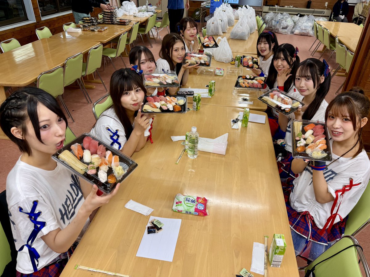 HelloYouth_2018's tweet photo. \ 𝑻𝒉𝒂𝒏𝒌 𝒚𝒐𝒖 /
SPARK 2026 in YAMANAKAKO

遅くなりましたがありがとうございました！！
雨の中、温かい応援に感謝です🙌🏼

今日も皆様からの応援お寿司いただきました🍣
来年も出演できるよう頑張ります🔥

#ハロユス #SPARK2026 https://t.co/8qToKIOfAE