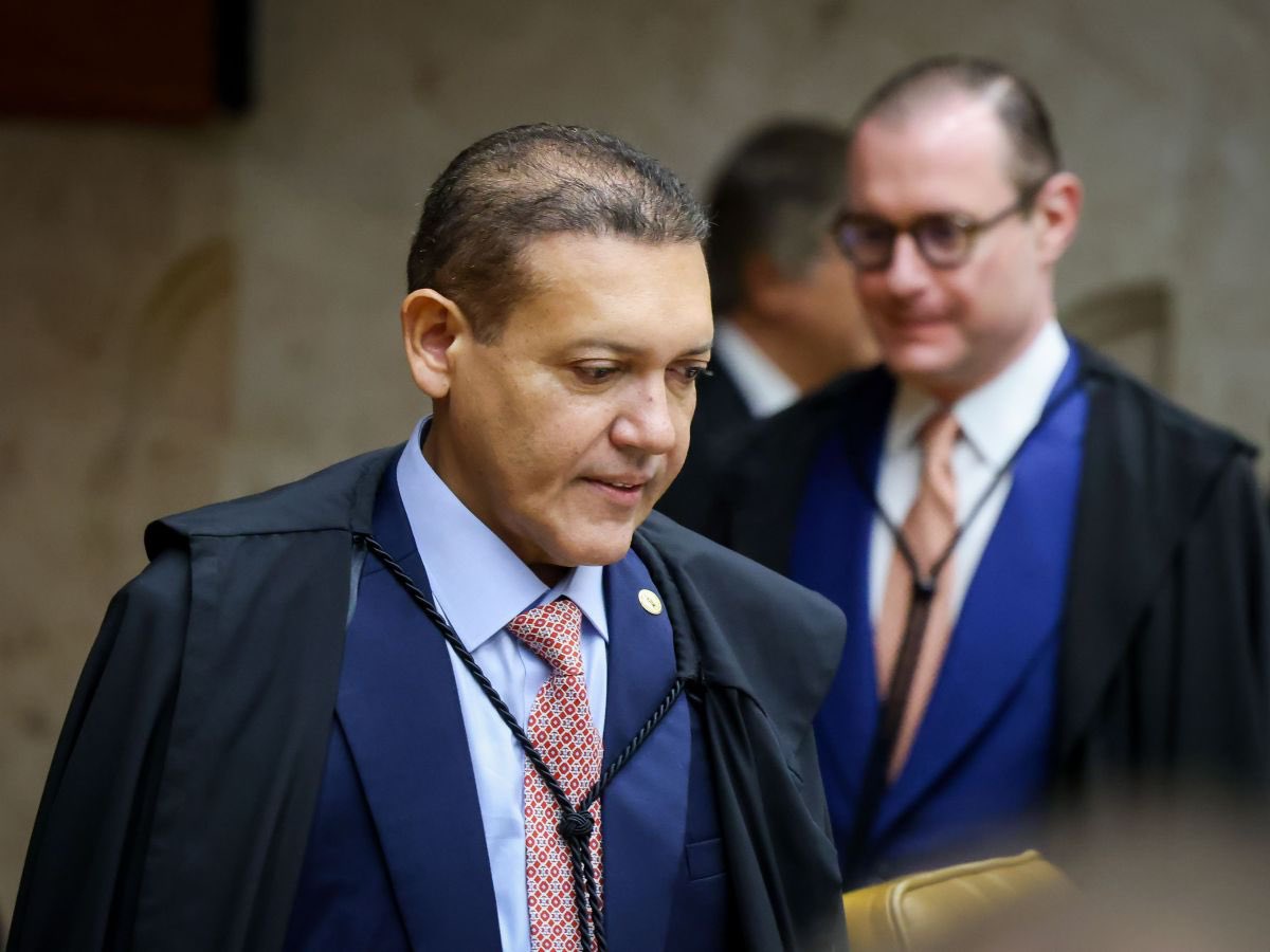 PedroRonchi2's tweet photo. Enquanto o Cristiano Zanin, indicado pelo Lula, negou convite do Vorcaro para participar de evento nos EUA, o Kassio Nunes, indicado pelo Bolsonaro, ficou com garota paga pelo Vorcaro. https://t.co/TmKlLI1Mf4