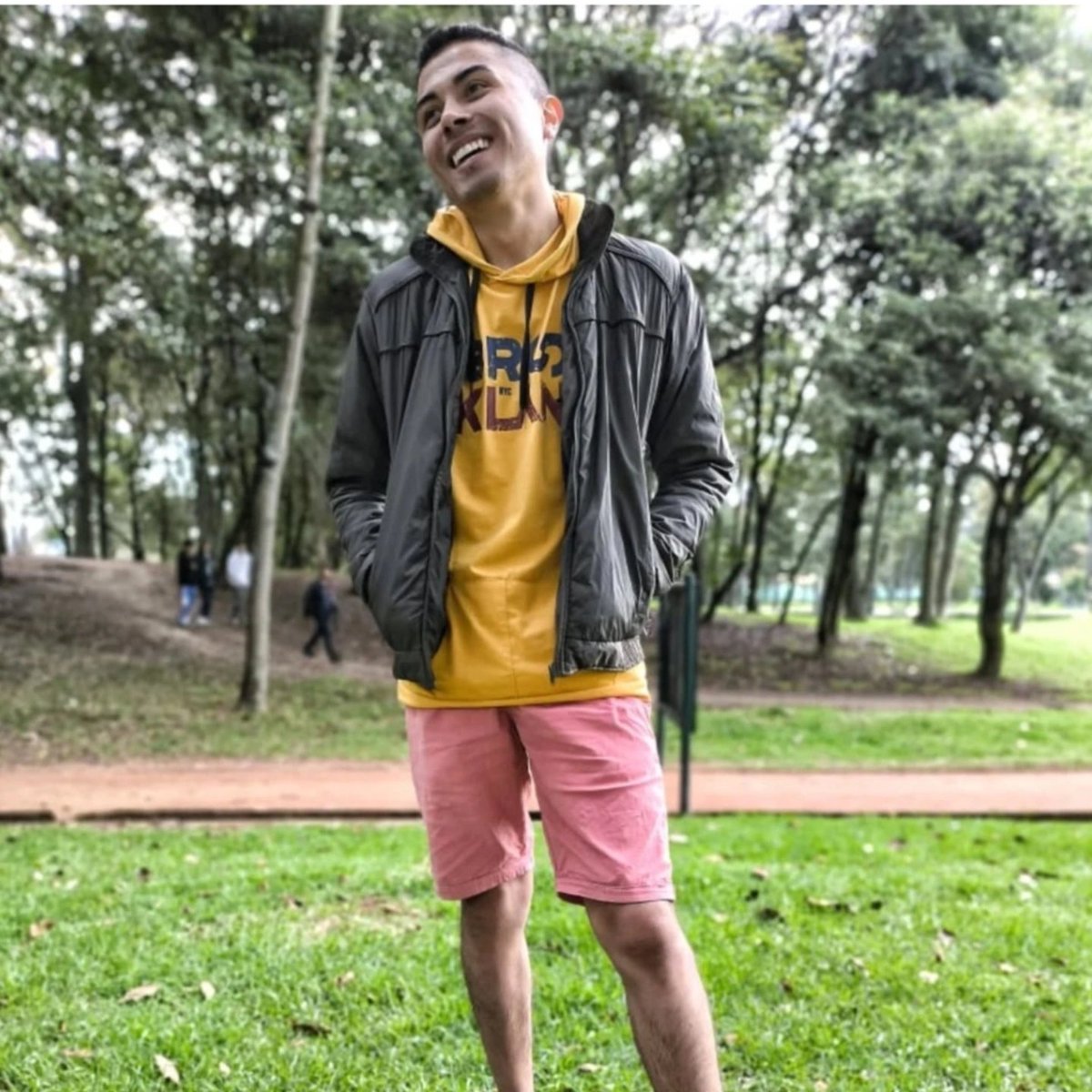 NelsonHuertas19's tweet photo. A veces, ser feliz también significa atreverse a ser quien eres, amar sin miedo y dejar que el corazón hable por sí solo. Porque el amor no necesita permiso para existir... solo necesita ser verdadero. #Lgbt  #Diversidad 🏳️‍🌈 https://t.co/AvsC5kFnHN