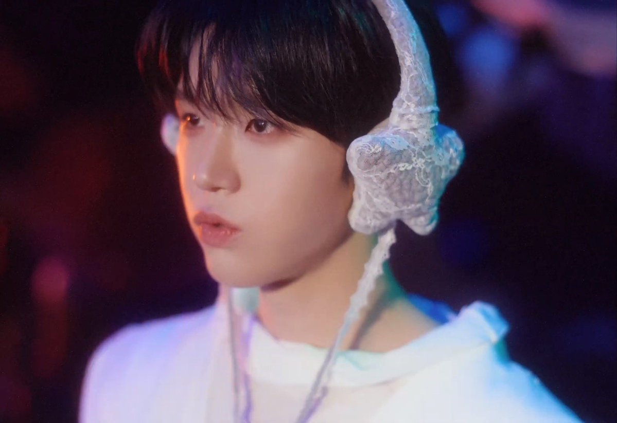 kkangcho_'s tweet photo. 헤드셋 서사 개좋다... https://t.co/n3OIgp4YIf