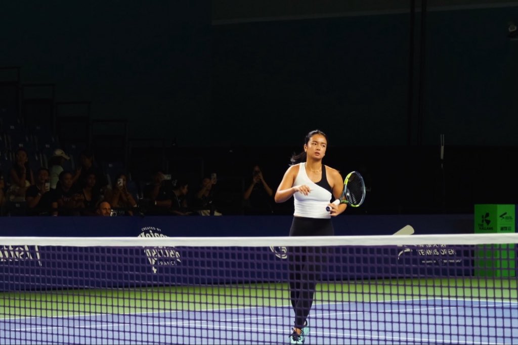 jeffcanoy's tweet photo. Pinay tennis ace Alex Eala hits the practice courts on the eve of her first match at the #singaporeopen. Laban Alex! 🇵🇭 https://t.co/j8W1ZipK8C