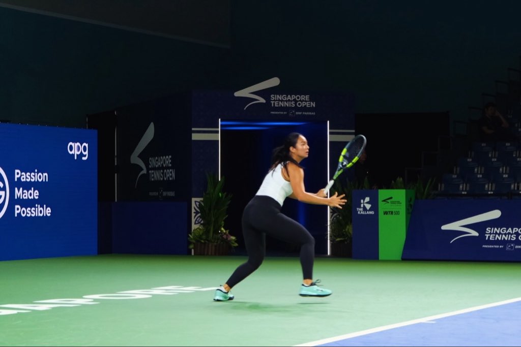 jeffcanoy's tweet photo. Pinay tennis ace Alex Eala hits the practice courts on the eve of her first match at the #singaporeopen. Laban Alex! 🇵🇭 https://t.co/j8W1ZipK8C