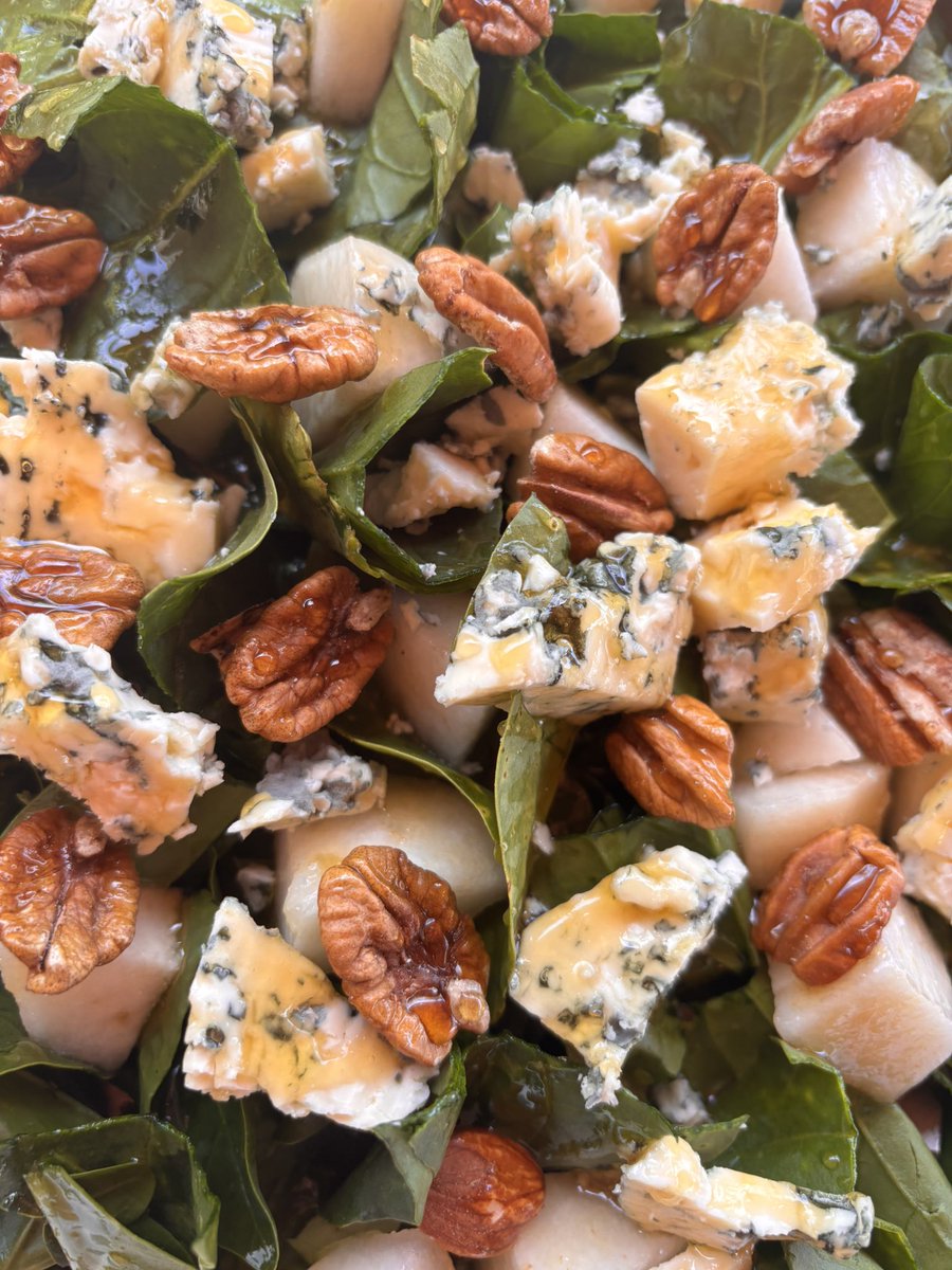 NanaFine's tweet photo. Hay peras lindas así que sale mi ensalada favorita: espinaca, queso azul, peras, nueces y aderezo de miel tibia con oliva. https://t.co/z3J6ZCV1m2
