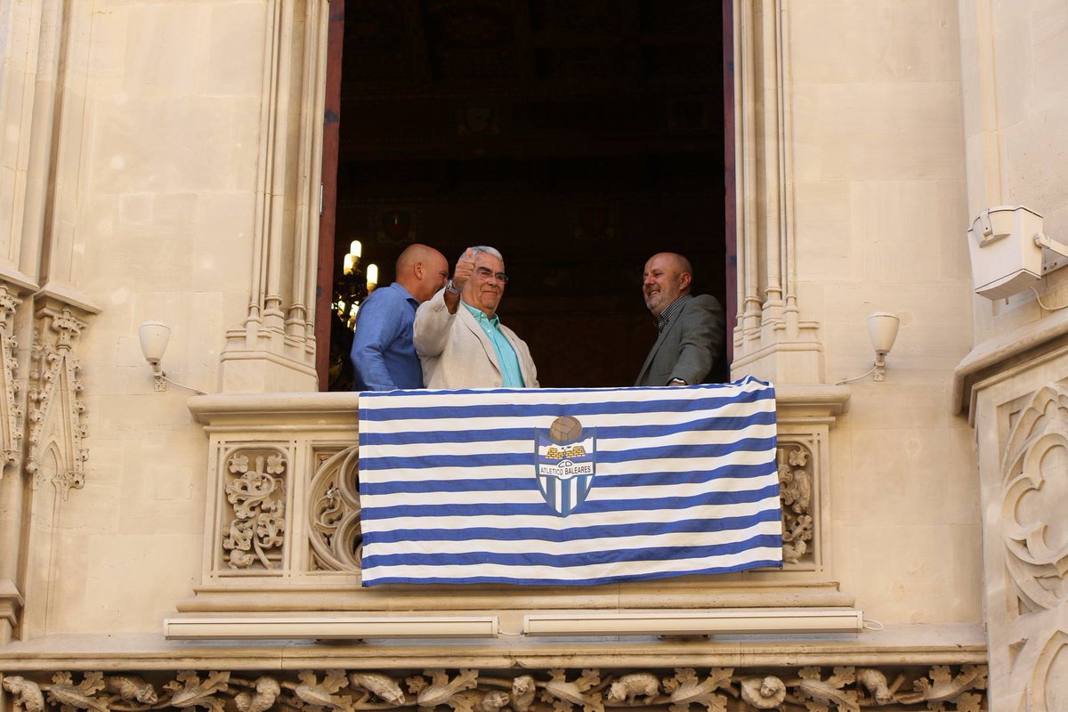ATBxtra's tweet photo. 🆕 L’@atleticbalears està a només 10 abonats de superar el rècord d’abonats de l’era Ingo Volckmann.

📈 Ara mateix, el club blanc-i-blau compta amb 2.300 abonats.

ℹ️ Toni Salas, a @deportescopebal. https://t.co/Y9wSLGQVYv