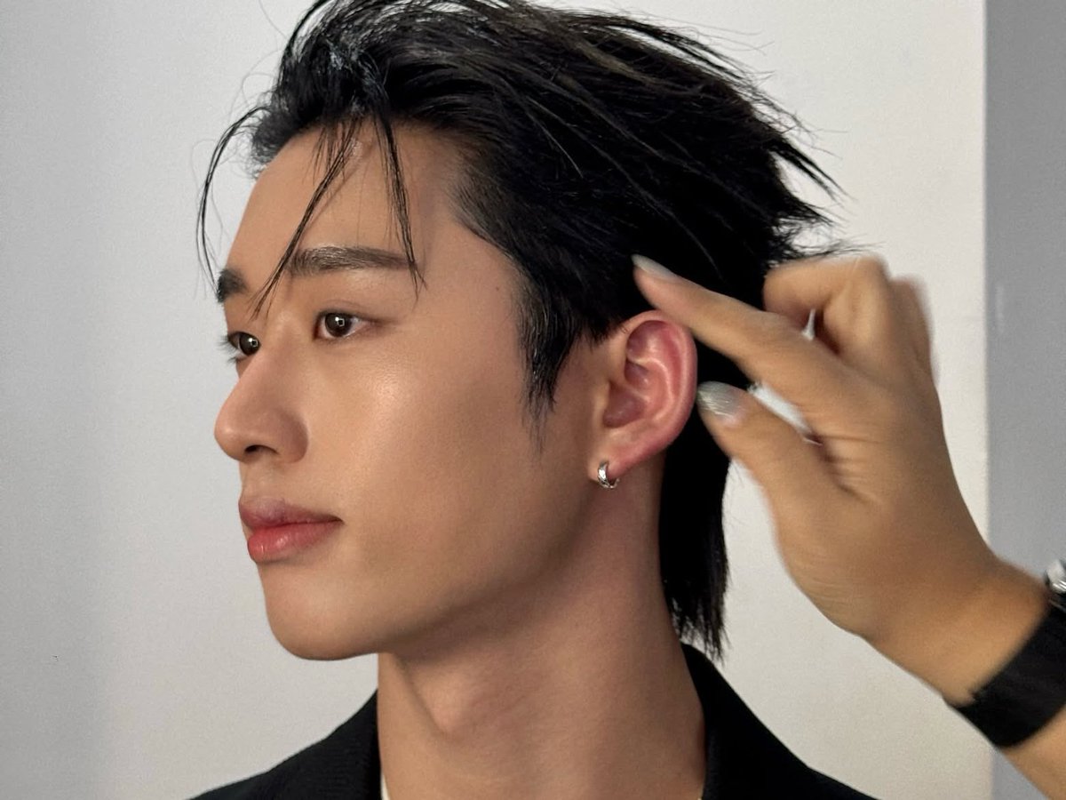 appch__'s tweet photo. ผมสั้นแล้วทั้งหล่อทั้งสวยเลยอ่ะ TT ลูกคุณมากกกก

#est_rvp 
#CHANELxEST https://t.co/w6VtlVTyoo