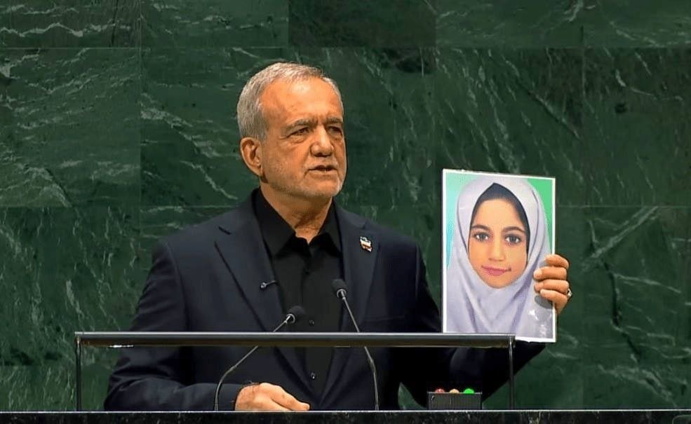 isna_farsi's tweet photo. پزشکیان در سخنرانی مجمع عمومی سازمان ملل، عکس‌هایی از رهبر شهید انقلاب، مدرسه دخترانه شجره طیبه میناب و ورزشگاه لامرد را به عنوان سند اقدامات مدعیان حقوق بشر به دنیا نشان داد https://t.co/22y50EyKsK