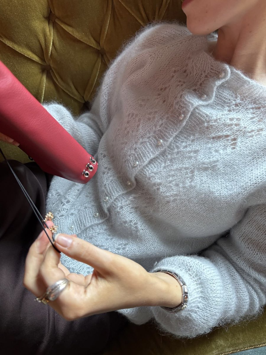 thegenesisbl0ck's tweet photo. This is why I’ve learnt to knit after I’ve always SWORN I wouldn’t (was too grandma coded). But clothes are poorly made nowadays and they’re made with awful materials. Now I can freely create what I want with my own hands. 

Apart from all of that, I think it’s very chic. https://t.co/81aFC7IA0M