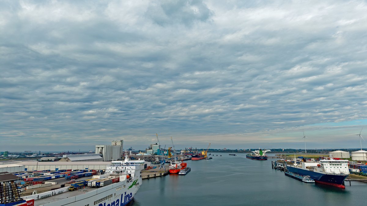 StormjagersNL's tweet photo. Van zwaar bewolkt naar mooi weer in een uurtje in de Rotterdamse Haven 😊 #weerfoto #Europoort #Maassluis #Rozenburg @EilandVoorne @johan_klos @BasMunne @MRTfotografie @EdAldus @mrmiddendorp @BuienRadarNL @janvissersweer @weerverteller @weerplaza https://t.co/U6NeHZXxKD