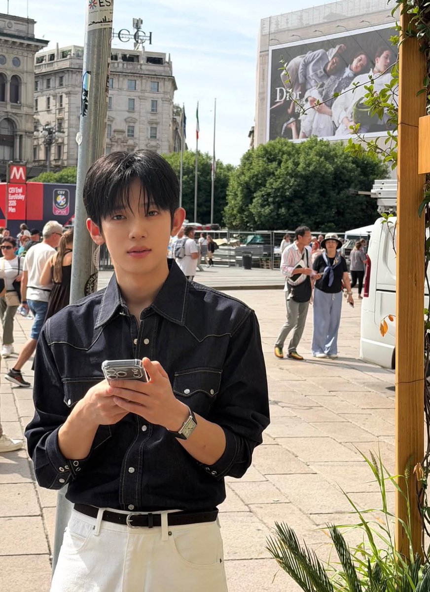 Konoha_1218's tweet photo. Chúc Siwoo có một sự kiện thật vui vẻ và đáng nhớ. Mọi ánh nhìn đều đang hướng về SIWOO MILAN FASHION WEEK SS27. 
#PARKSIWOOMFWSS27 
#PARKSIWOO 
#박시우 https://t.co/bJqd6iakJF