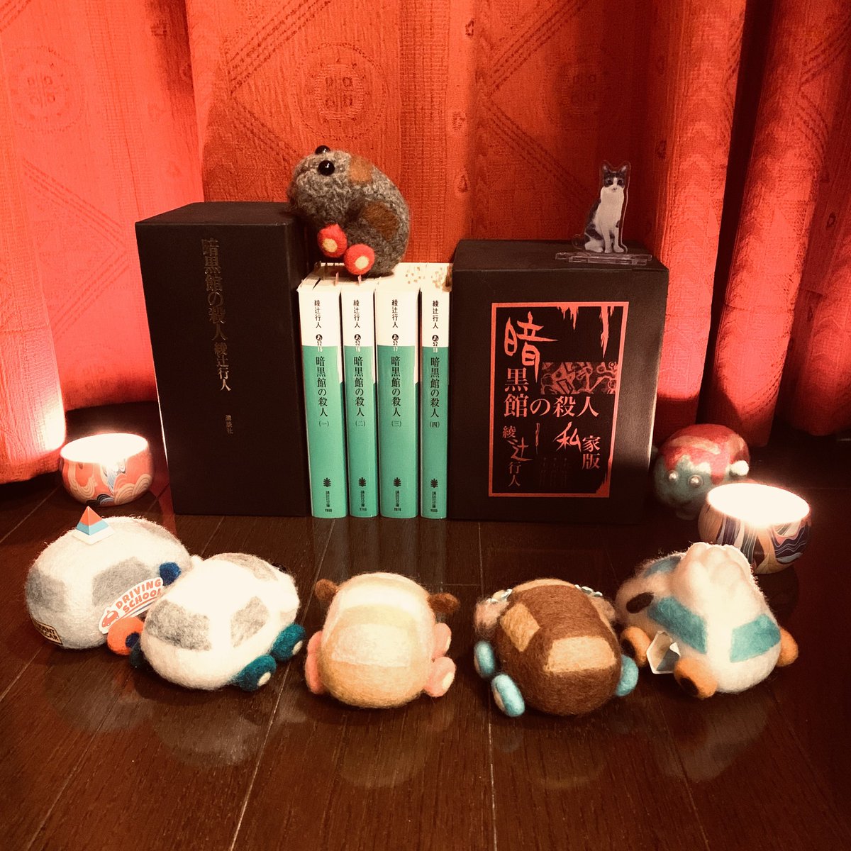 ayatsujiyukito's tweet photo. 日付も変わって、9月24日は『暗黒館の殺人』の作中で語られる〈ダリアの日〉。──皆様にダリアの祝福を。ぷい。 https://t.co/M69IsHmCCP