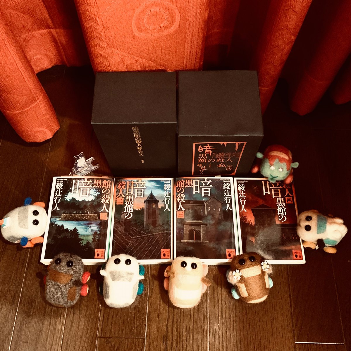 ayatsujiyukito's tweet photo. 日付も変わって、9月24日は『暗黒館の殺人』の作中で語られる〈ダリアの日〉。──皆様にダリアの祝福を。ぷい。 https://t.co/M69IsHmCCP