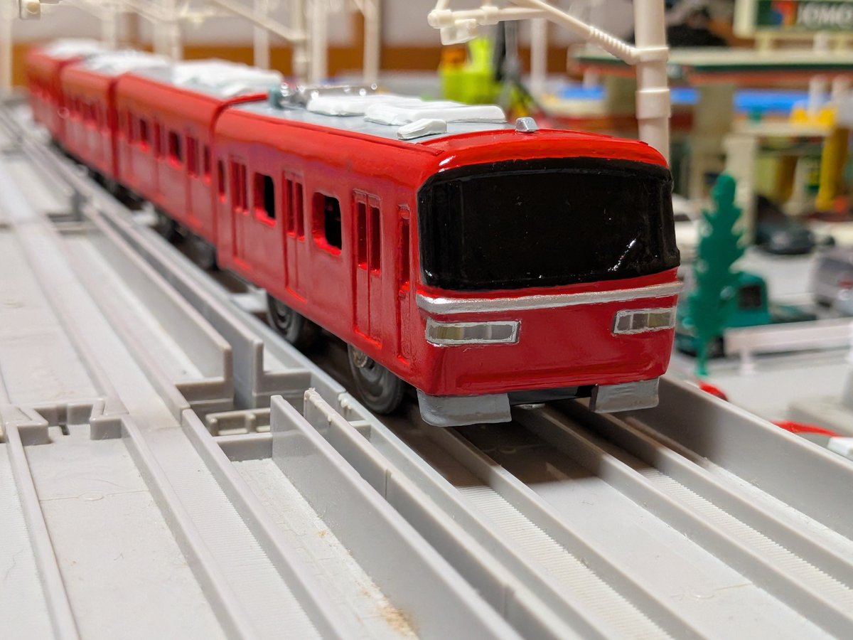 yoroTQ01's tweet photo. #改造プラレール
名鉄1380系スリランカー
作例が極めて少ないのに加え、この顔が好きなので作りました
汎用金型と過去に作った1850の顔の複製品を種車に、地味ながらも後尾車の乗務員扉と客室扉の間を広くするなど拘っています(写真3枚目) https://t.co/jozd506akd