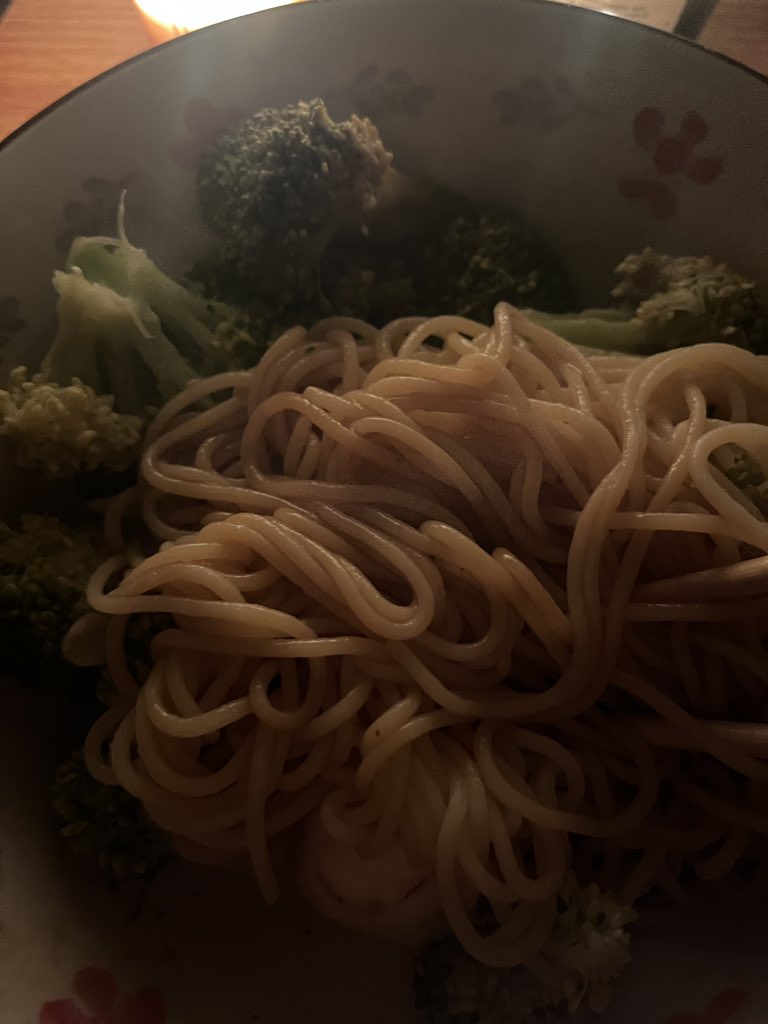 killyourdaddyy's tweet photo. 谁他妈烛光晚餐吃的是减肥餐？ https://t.co/kpKlw2TEe0