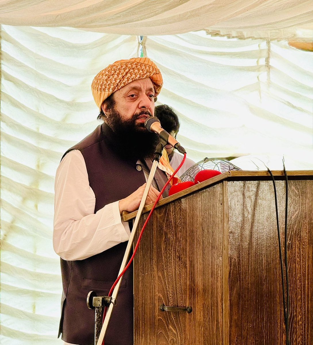 juipakofficial's tweet photo. لاہور: 
مفتی محمود کانفرنس کی تیاریوں کےسلسلے میں جمعیة علماء اسلام پنجاب چار ڈویژنز لاہور، گوجرانوالہ، فیصل آباد اوع ساہیوال کے امراء و نظماء ، مجالس عاملہ اور دیگر شعبہ جات جات مشترکہ اہم اجلاس 

اجلاس میں سابق وفاقی وزیر اور فرزندِ قائدِ جمعیت، مولانا اسعد محمود کی بطور مہمان خصوصی شرکت۔

اجلاس کی صدارت صوبائی امیر مولانا امجد خان نے کی۔

اجلاس صوبائی سیکرٹری جنرل حافظ نصیر احمد احرار اجلاس کی نگرانی میں منعقد ہوا۔  

حافظ غضنفر عزیز، حافظ محمد تنویر گجر، مولانا عبدالمجید توحیدی، حسن معاویہ سمیت متعلقہ اضلاع و تحاصیل کے ذمہ مہ داران نے اجلاس میں بھرپور شرکت کی۔ 

اجلاس میں 15 اکتوبر کو ملتان میں ہونے والے مفتی محمود کانفرنس کی تیاریوں کو حتمی شکل دینے، اضلاع کی ذمہ داریوں اور کارکنان و عوام کی بھرپور شرکت کو یقینی بنانے اور عوامی رابطہ مہم تیز کرنے کے حوالے سے اہم امور پر غور کیاگیا۔
#MuftiMahmoodConferenceMultan #MaulanaFazalUrRehman #JUIPakistan🇵🇰 #TeamJUIPunjab #JUIDigitalMediaCellPunjab