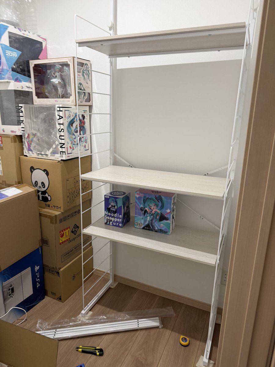 Kaku_4423's tweet photo. シルバーウィーク中やってた事？
グッズ整理の棚とか作ってたんだがなぁちょっと量がね()
棚追加必須なんよなぁ https://t.co/qyuxgDjbnh