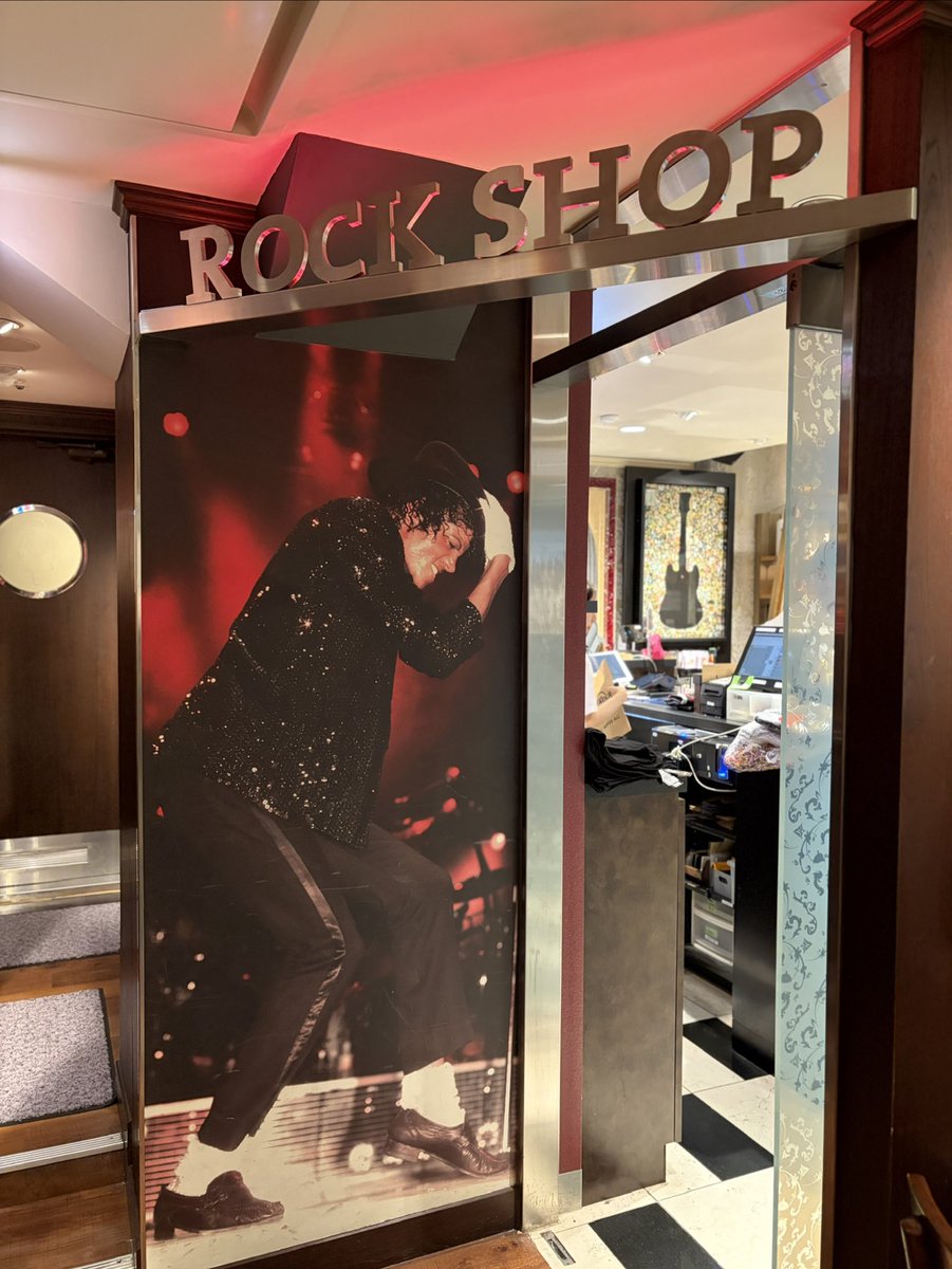 Maico_mj_jj's tweet photo. 映画『マイケル』鑑賞後にハードロックカフェ上野へ！
予約時に「できたらマイケルの衣装が見える席を…」と希望を書いたら、なんと衣装の真ん前の席に案内していただけました😭✨
店員さんもみんな優しくて感動…！最高だったよ😆
#MichaelJackson #HardRockCafe https://t.co/7cMEjPYymr