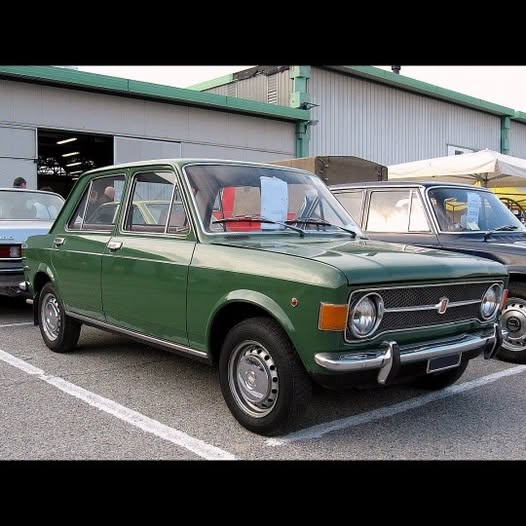 pierpi13's tweet photo. La Fiat 128: l’unica macchina capace di farti sentire un pilota di Formula 1 mentre stai andando al supermercato a 47 km/h.
Non aveva l’aria condizionata, ma aveva un sistema innovativo per rinfrescare l’abitacolo: aprire tutti i finestrini e pregare.
Il servosterzo? Inutile. La 128 ti allenava direttamente gli avambracci. Parcheggiare era praticamente una prova olimpica di sollevamento pesi.
E il comfort? Straordinario. Ogni buca veniva trasmessa direttamente alla colonna vertebrale in alta definizione, senza filtri.
Il motore poi era un capolavoro della tecnologia italiana: quando partiva, faceva un rumore rassicurante. Quando non partiva, faceva lo stesso rumore… ma nella tua testa.
La sicurezza era affidata a un principio molto semplice: “Tanto vai piano.”
Bagagliaio? Abbastanza grande da contenere una valigia, due borse della spesa e probabilmente anche il tuo meccanico.
Eppure, diciamolo: la Fiat 128 aveva qualcosa che oggi molte auto si sognano. Aveva carattere. Aveva personalità. Aveva quella capacità unica di trasformare un viaggio di 20 chilometri in un’avventura epica con almeno una sosta tecnica.
Oggi sali su un’auto moderna e hai ABS, ESP, sensori, telecamere, assistenti alla guida e 37 computer.